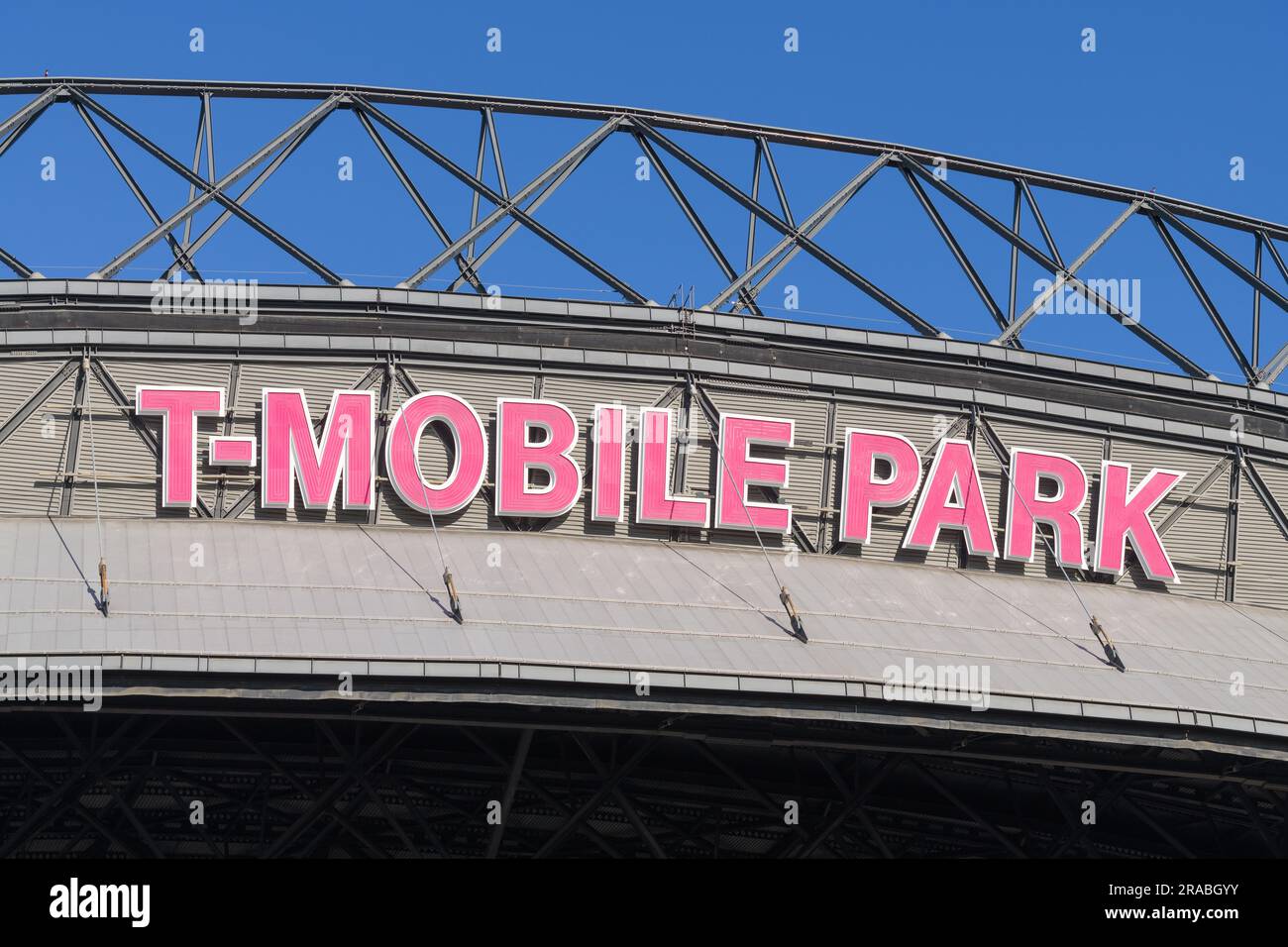 Seattle - 2 luglio 2023; segno dello stadio di baseball Detal of T Mobile Park in rosa con struttura sul tetto Foto Stock