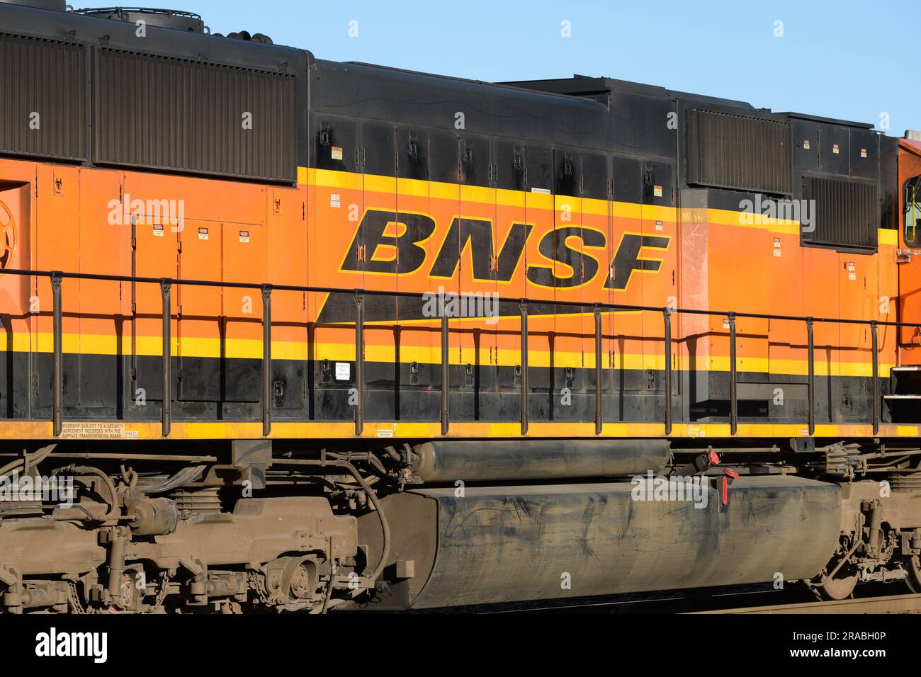 Seattle - 2 luglio 2023; primo piano del logo del treno merci BNSF e del marchio nello schema di verniciatura dell'azienda Foto Stock