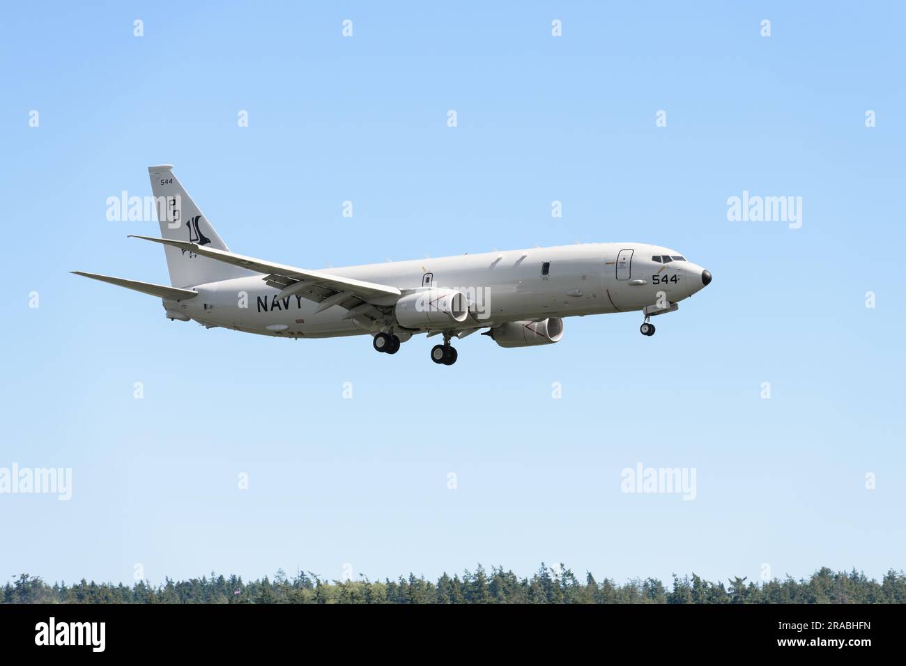 Oak Harbor, WA, USA - 29 giugno 2023; Boeing P-8 della United States Navy in avvicinamento finale con carrello di atterraggio Foto Stock