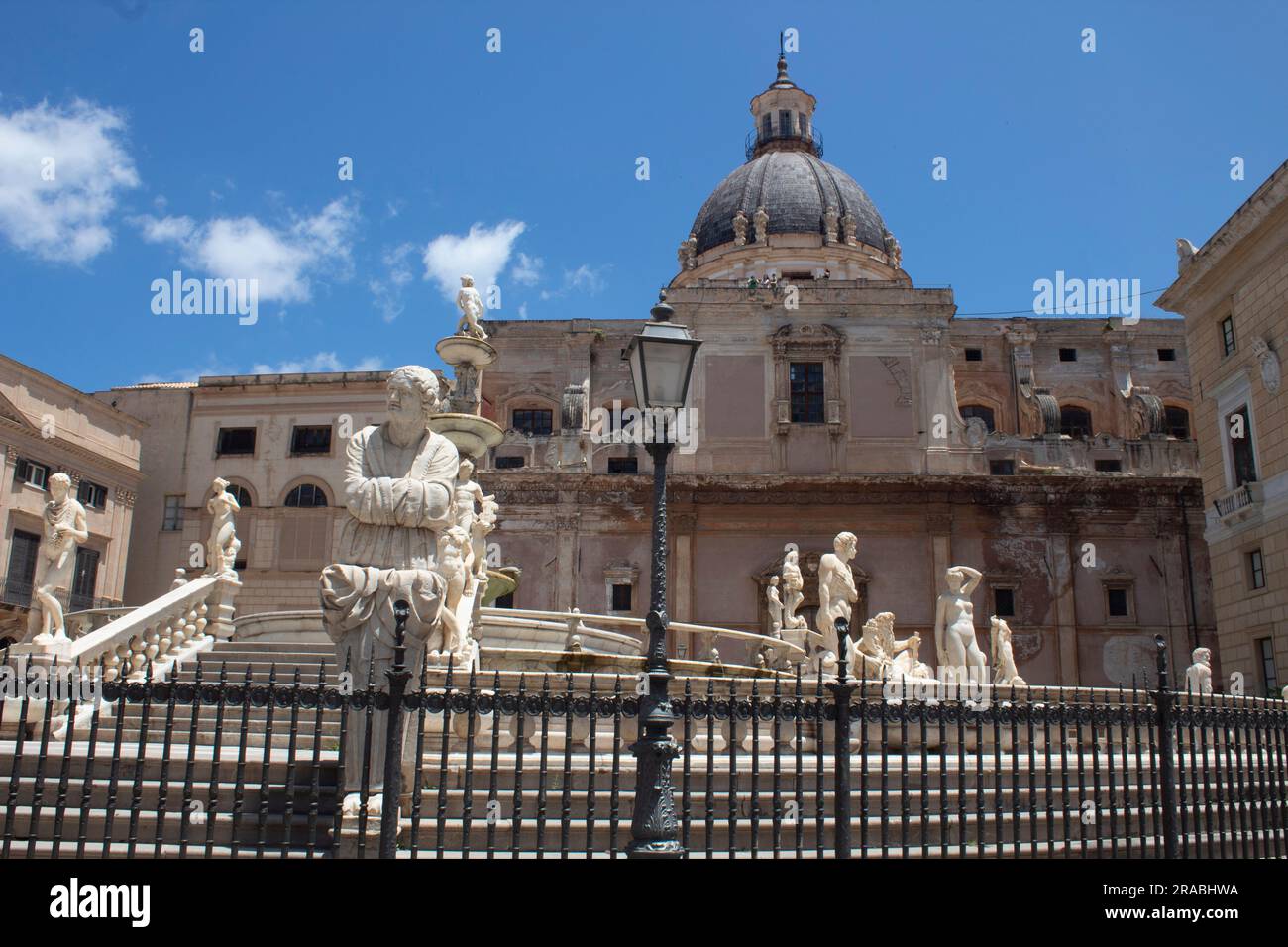 Fontana Pretoria, una fontana monumentale con la cupola di Santa Caterina sullo sfondo Piazza Pretoria, Palermo, Italia Foto Stock