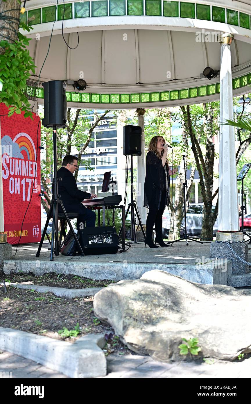 Spettacolo dal vivo di Shari Chaskin durante il weekend lungo del Canada Day 2023 a Calgary, AB, Canada. Jon Day è al piano. Foto Stock