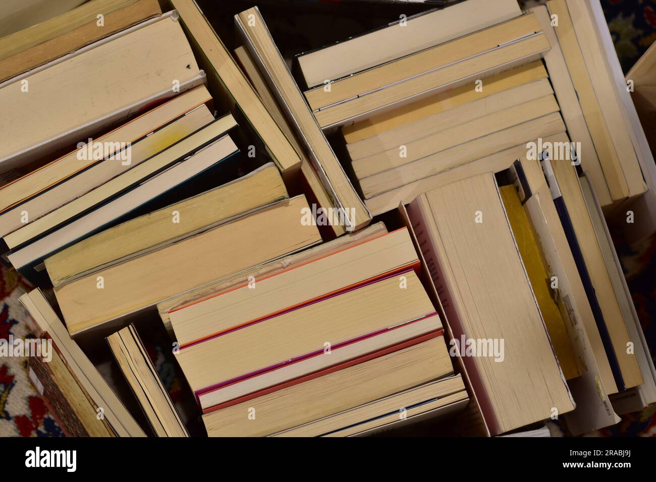 concetto di lettura: pila di vecchi libri con la carta alzata Foto Stock