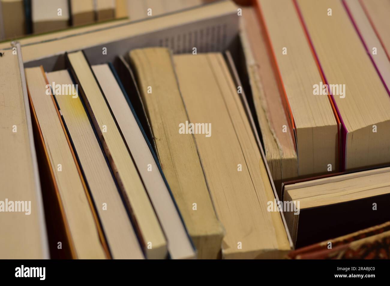 concetto di lettura: pila di vecchi libri con la carta alzata Foto Stock