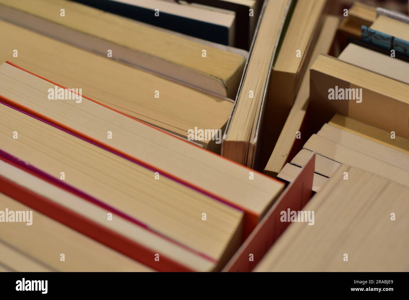 concetto di lettura: pila di vecchi libri con la carta alzata Foto Stock