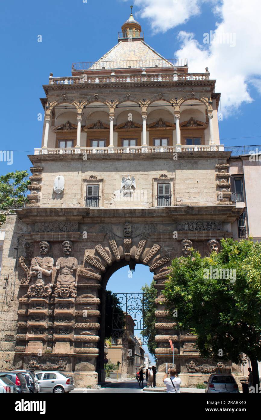Porta nuova, porta monumentale della città e ingresso al Cassaro Palermo Sicilia, Italia Foto Stock