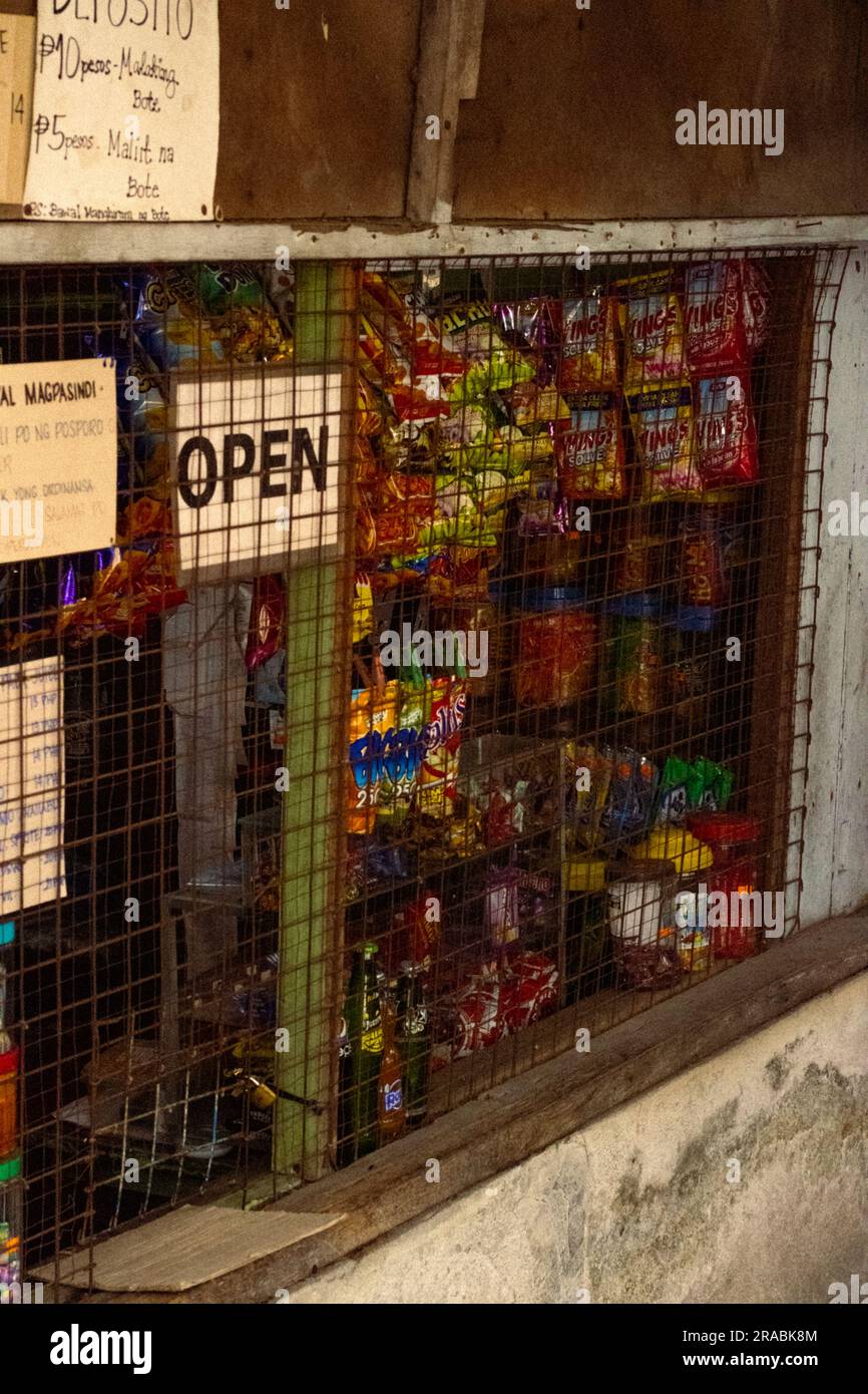Un negozio sari-sari a Olongapo, Zambales, Filippine Foto Stock