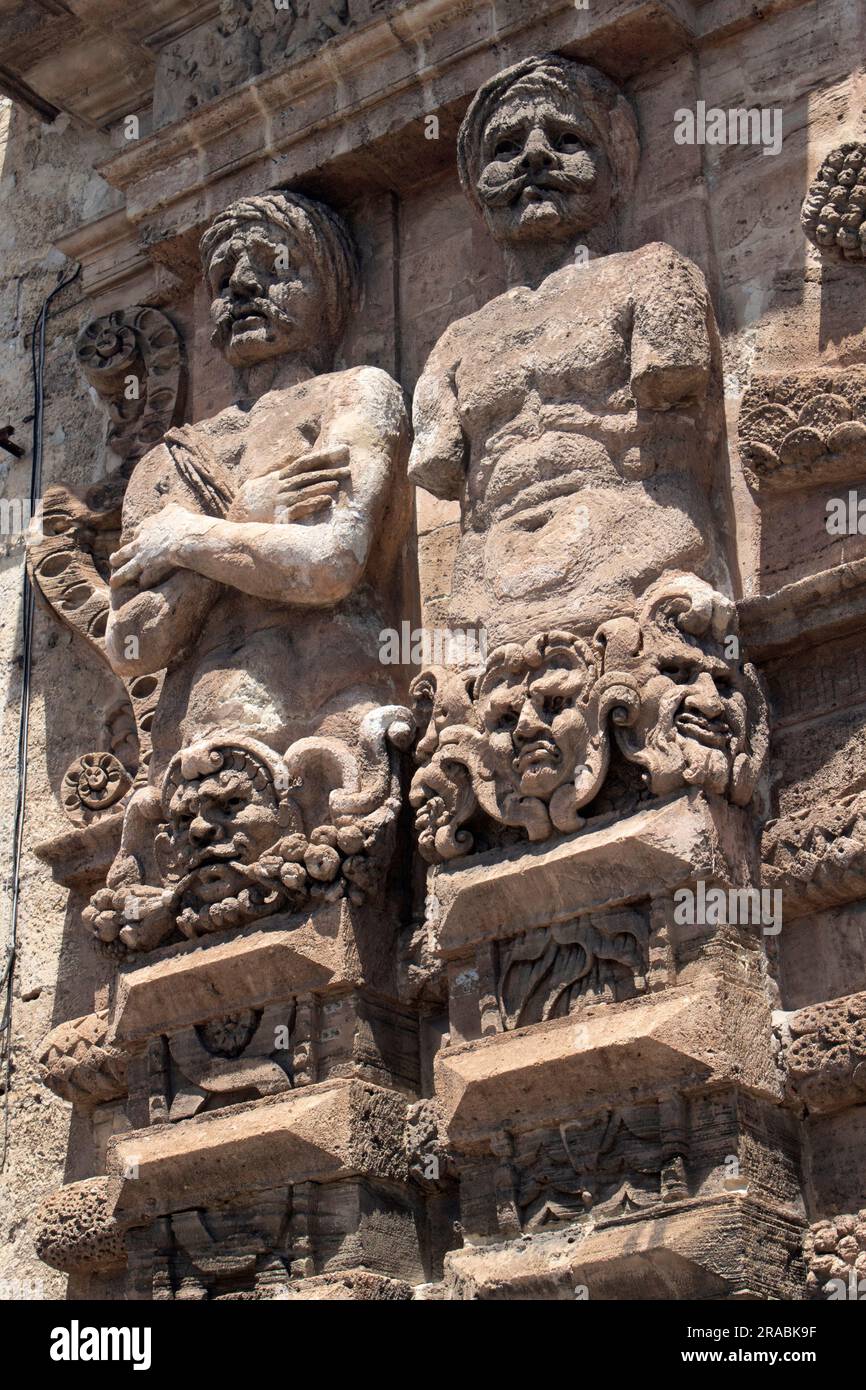 Telamoni dei Mori sconfitti sulla porta nuova, una monumentale porta della città e ingresso al Cassaro Palermo Sicilia, Italia Foto Stock