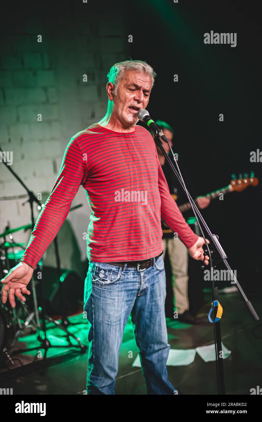 Ritratto ravvicinato del cantante artista durante una performance dal vivo su un palco. Gruppo musicale punk rock Foto Stock