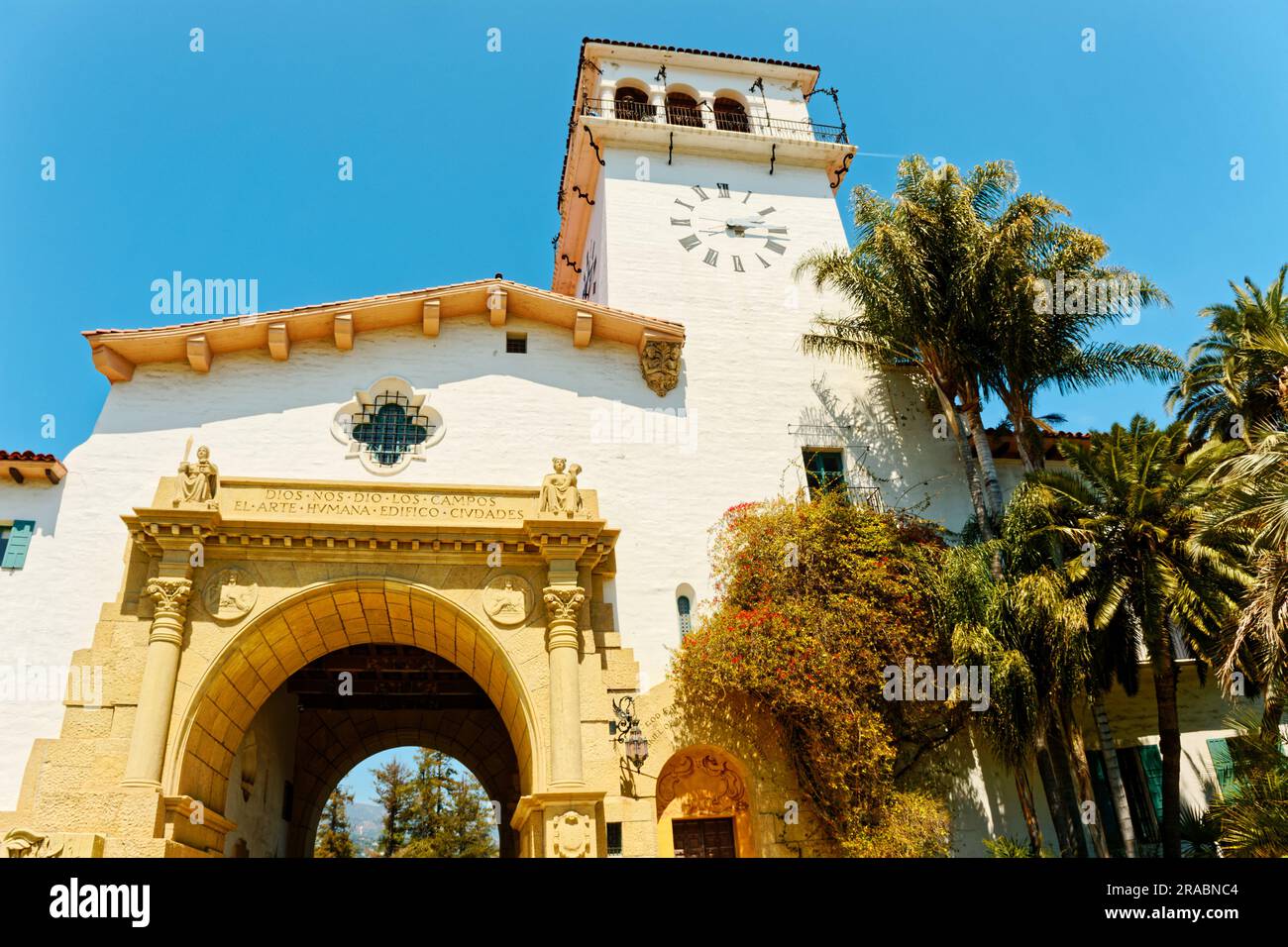 SANTA BARBARA, CALIFORNIA - 27 aprile 2023: Santa Barbara è una città costiera della California. Oltre a una popolare destinazione turistica e turistica, la città Foto Stock