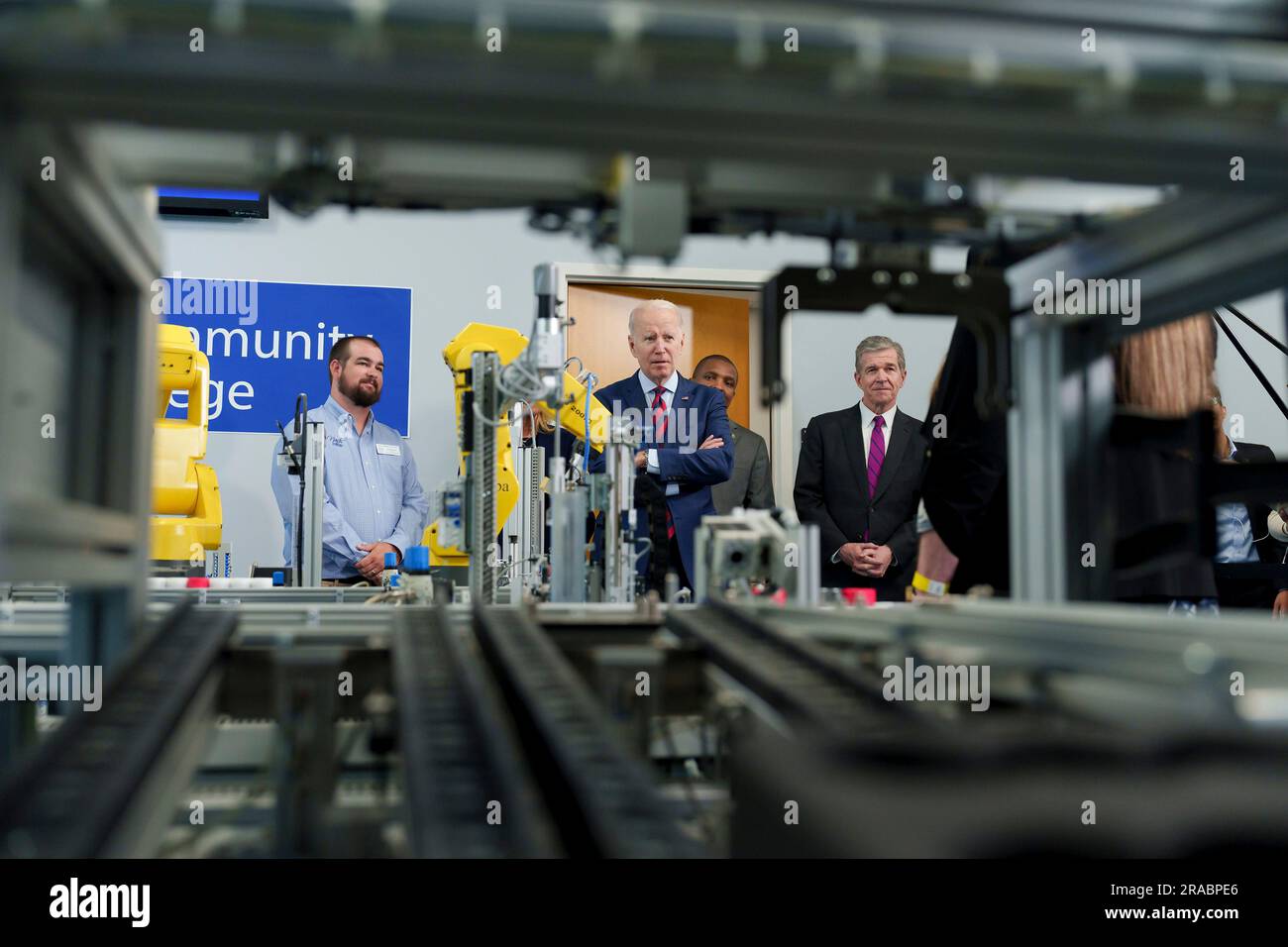 Rocky Mount, Stati Uniti d'America. 9 giugno 2023. Il presidente degli Stati Uniti Joe Biden e la First Lady Jill Biden guardano gli studenti lavorare con la robotica all'Advanced Manufacturing Institute del Nash Community College, 9 giugno 2023, a Rocky Mount, North Carolina. Foto Stock