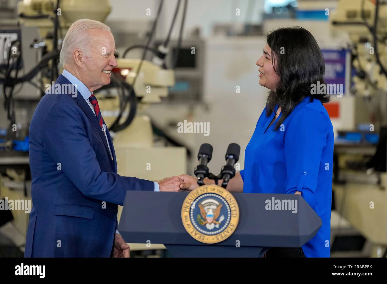 Rocky Mount, Stati Uniti d'America. 9 giugno 2023. Student America Alonso Gomez, giusto, presenta il presidente degli Stati Uniti Joe Biden prima delle sue osservazioni all'Advanced Manufacturing Institute of Nash Community College, 9 giugno 2023, a Rocky Mount, North Carolina. Foto Stock