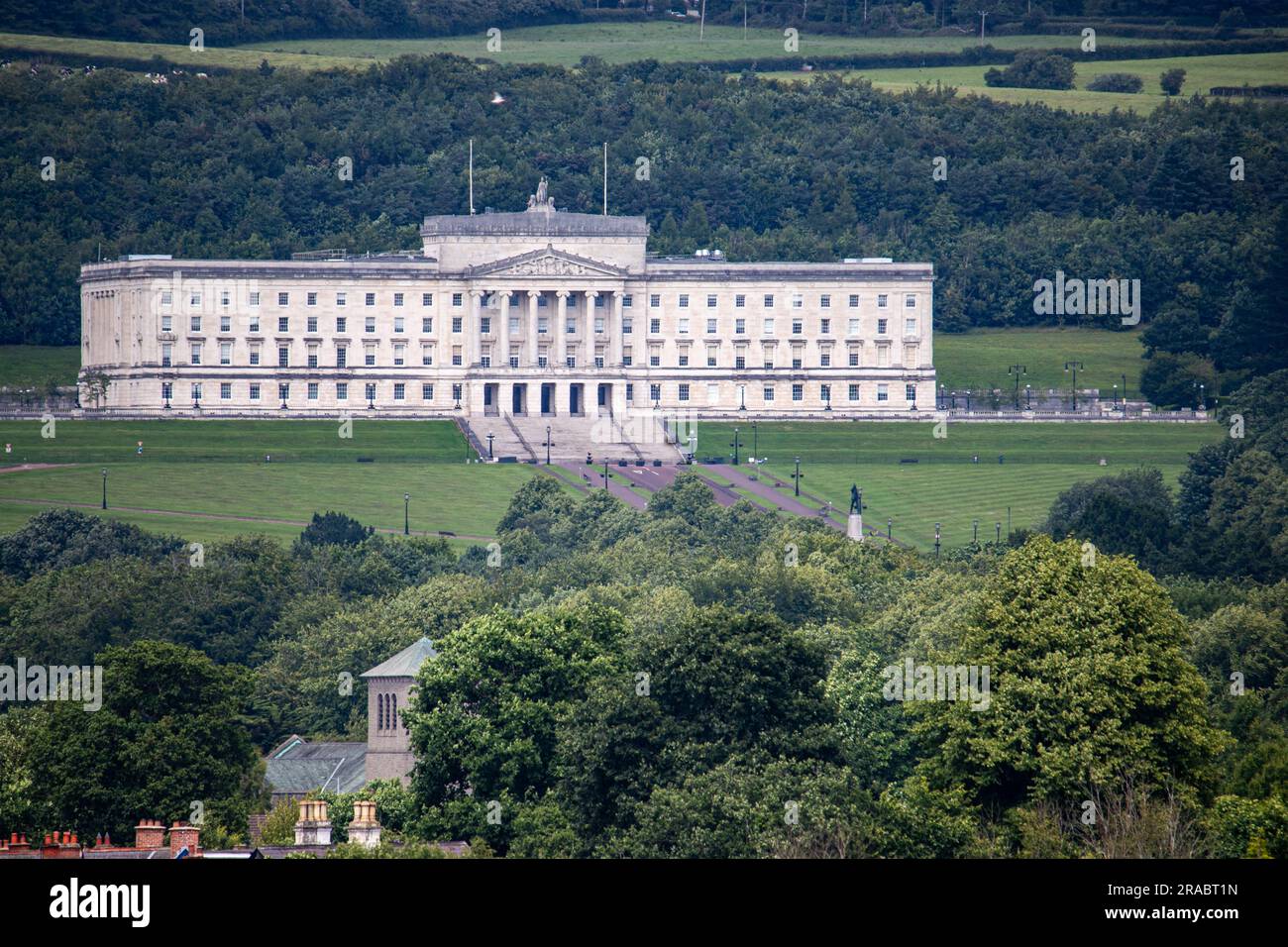 Belfast, Regno Unito. 2 luglio 2023. Stormont Parliament Buildings, è la sede dell'Assemblea dell'Irlanda del Nord, la legislatura delegata della regione. Il 4 febbraio 2022 il primo ministro Paul Girvan si è dimesso per protesta per il protocollo dell'Irlanda del Nord non c'è stato un esecutivo da Credit: Bonzo/Alamy Live News Foto Stock