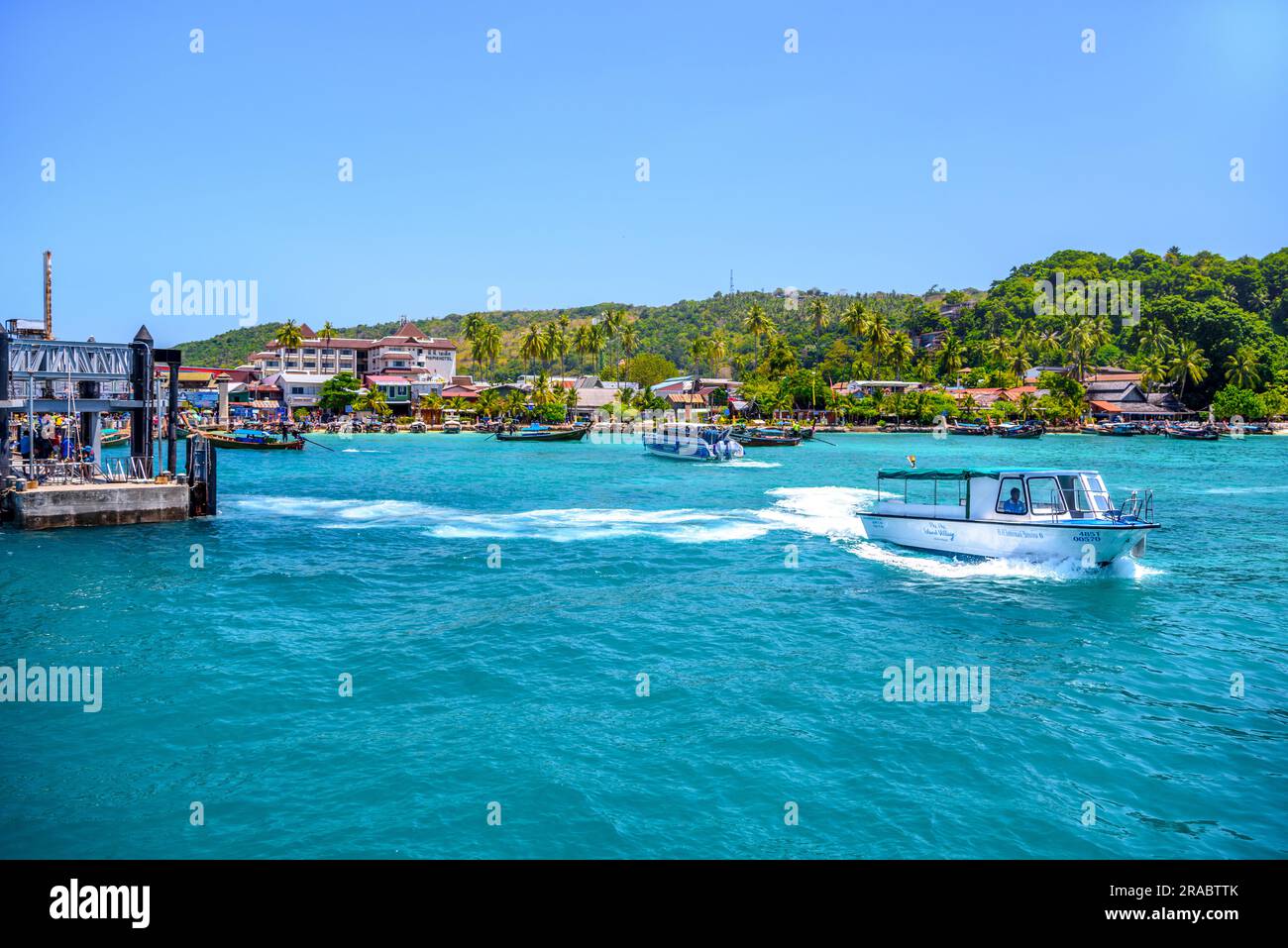 KRABI, THAILANDIA - MARZO 2018: Nave a motore nella baia di Ko Phi Phi Don Island con enormi rocce e scogliere in una giornata di sole, Ao Nang, Mueang Krabi District, Foto Stock
