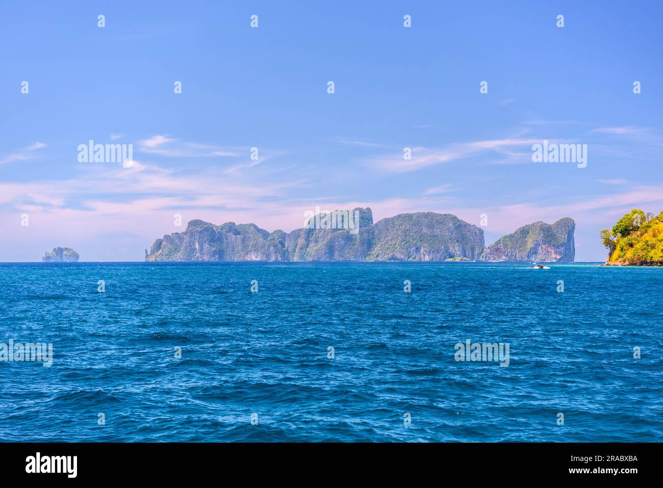 Isola di Ko Phi Phi Lee in una giornata di sole, Ao Nang, distretto di Mueang Krabi, Krabi, Mare delle Andamane, Thailandia. Foto Stock