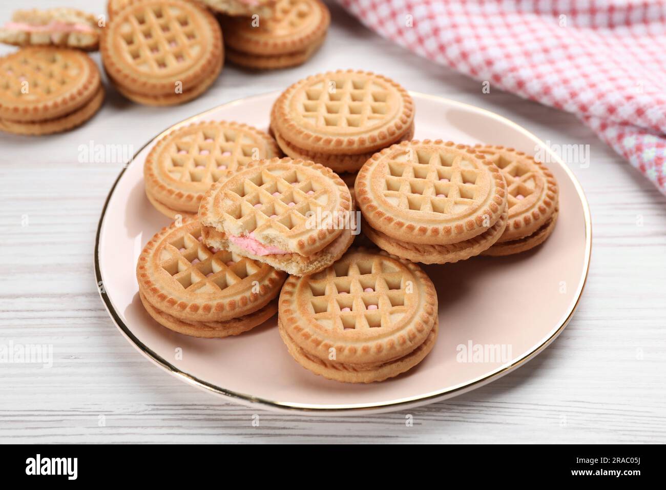 Gustosi biscotti con panna su un tavolo di legno bianco Foto Stock