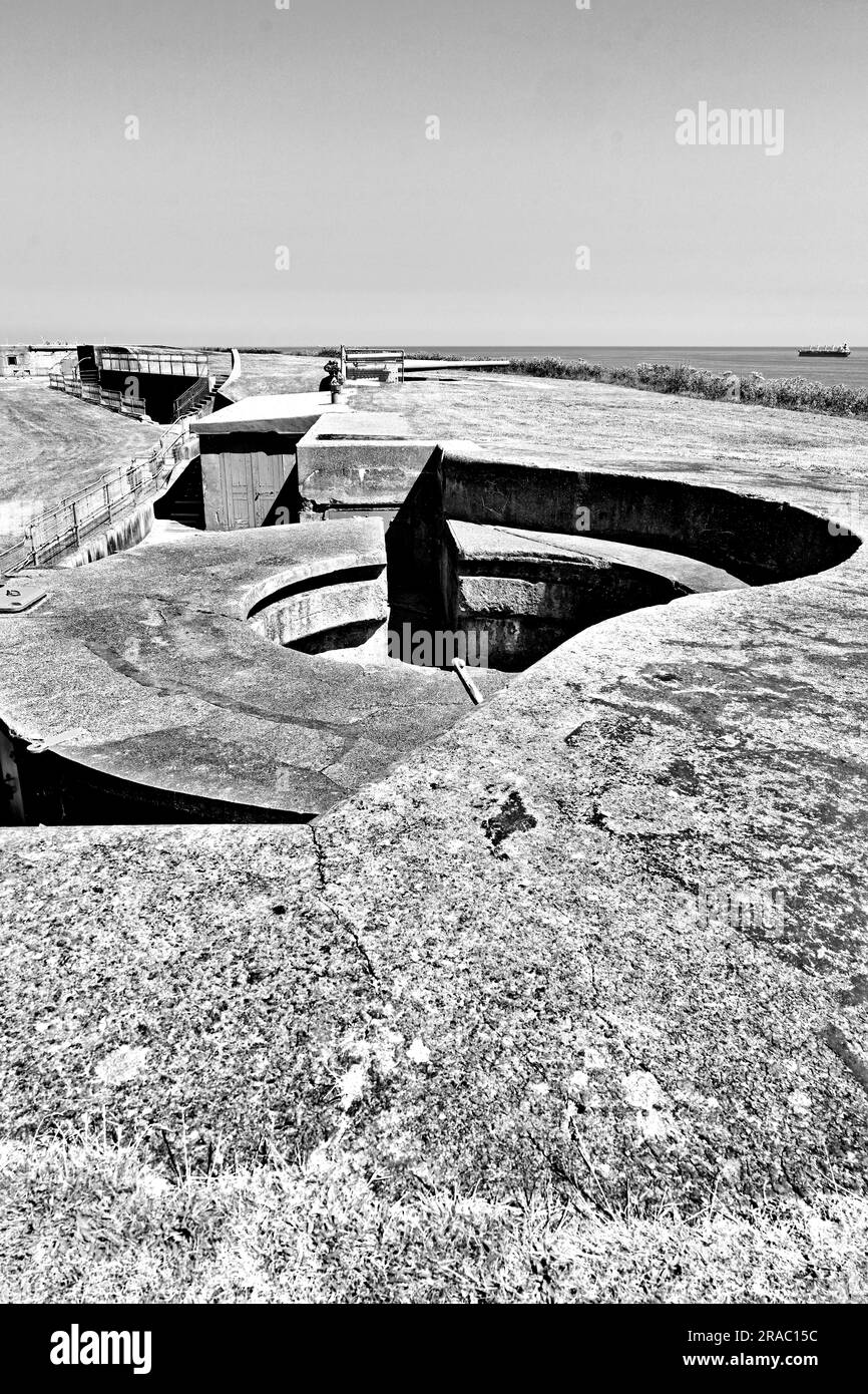 Tynemouth Priory and Castle Grounds con un meraviglioso e antico cannone navale della seconda guerra mondiale e un cimitero sotterraneo con cielo profondo Foto Stock Tynemouth Priory and Castle Grounds con un meraviglioso e antico cannone navale della seconda guerra mondiale e un cimitero sotterraneo con cielo profondo Foto Stock
