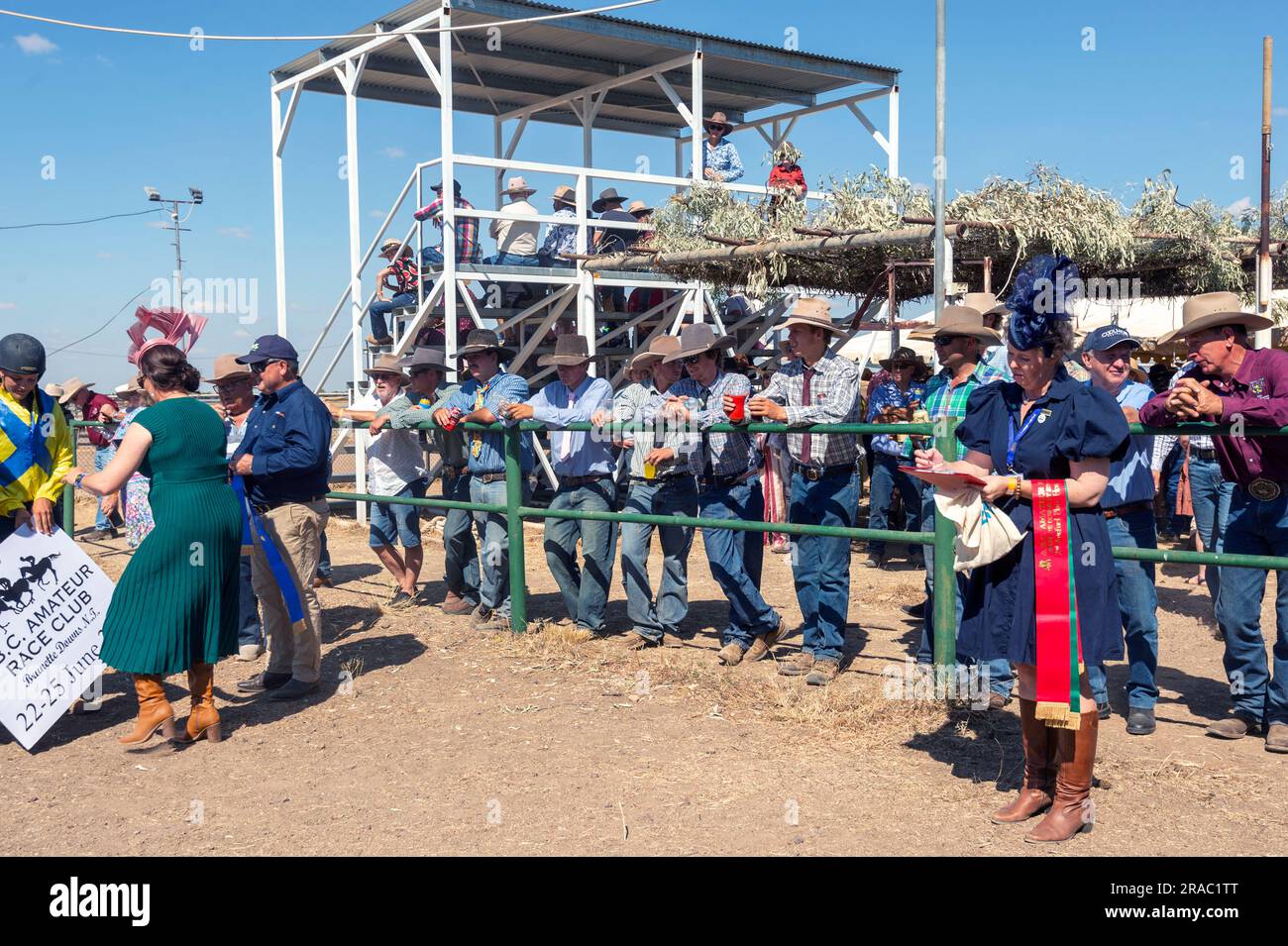 Spettatori alle corse di Brunette Downs ABC Amateur Bush, un evento tradizionale dell'Outback, Northern Territory, NT, Australia Foto Stock