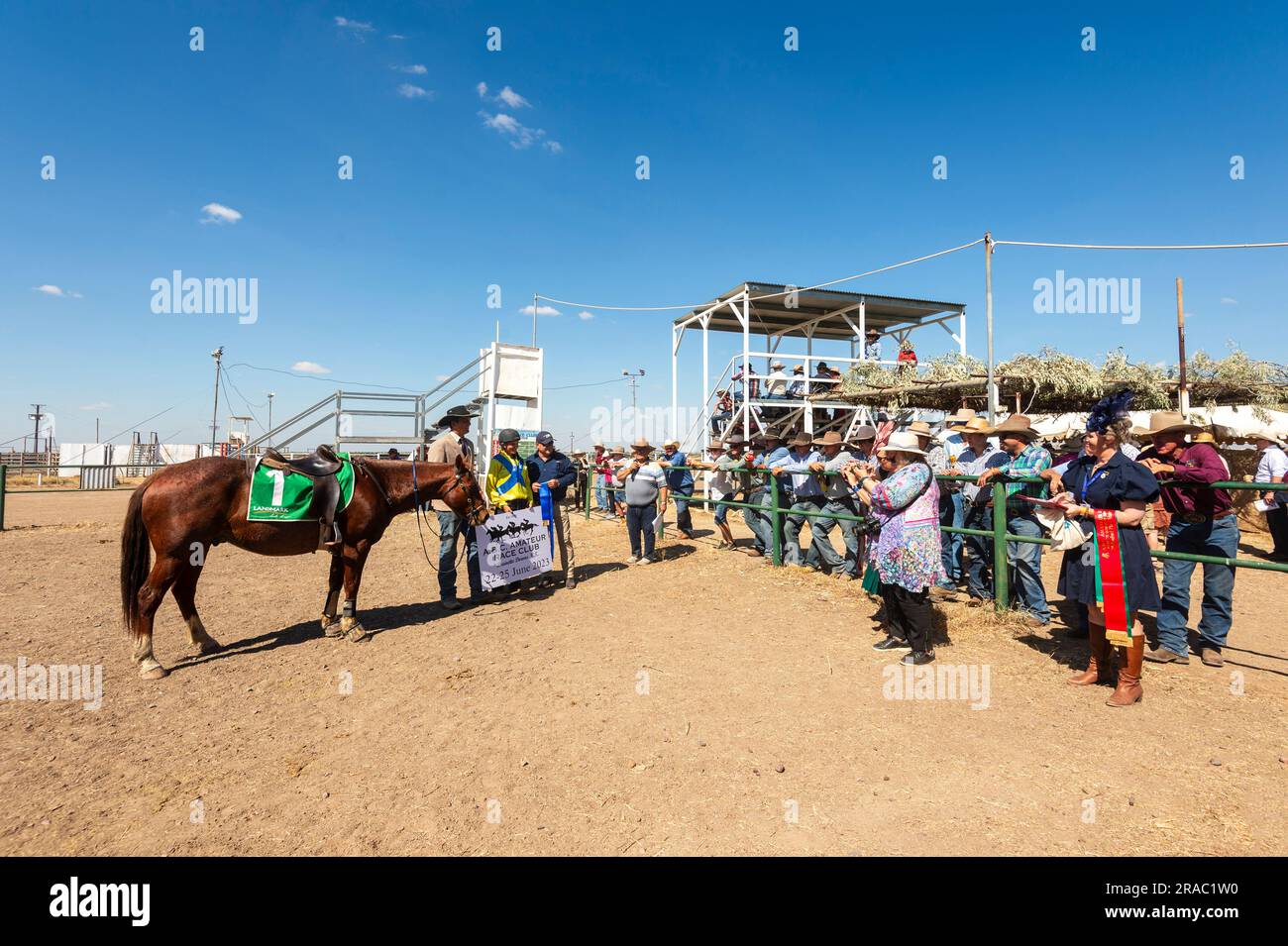 Spettatori alle corse di Brunette Downs ABC Amateur Bush, un evento tradizionale dell'Outback, Northern Territory, NT, Australia Foto Stock