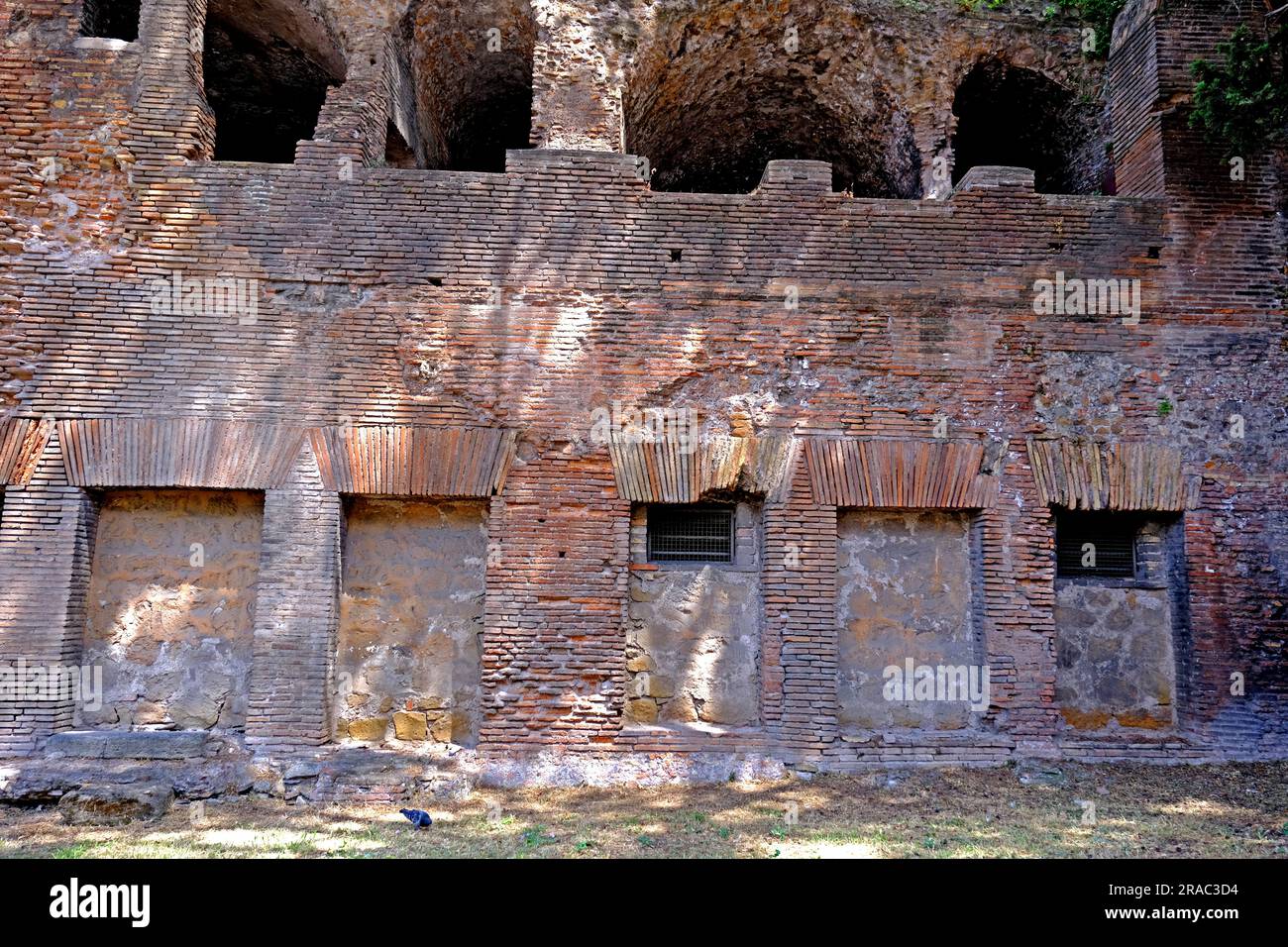 Rovine romane Insula dell'ara Coeli sotto Capitolino e Campidoglio a Roma Foto Stock