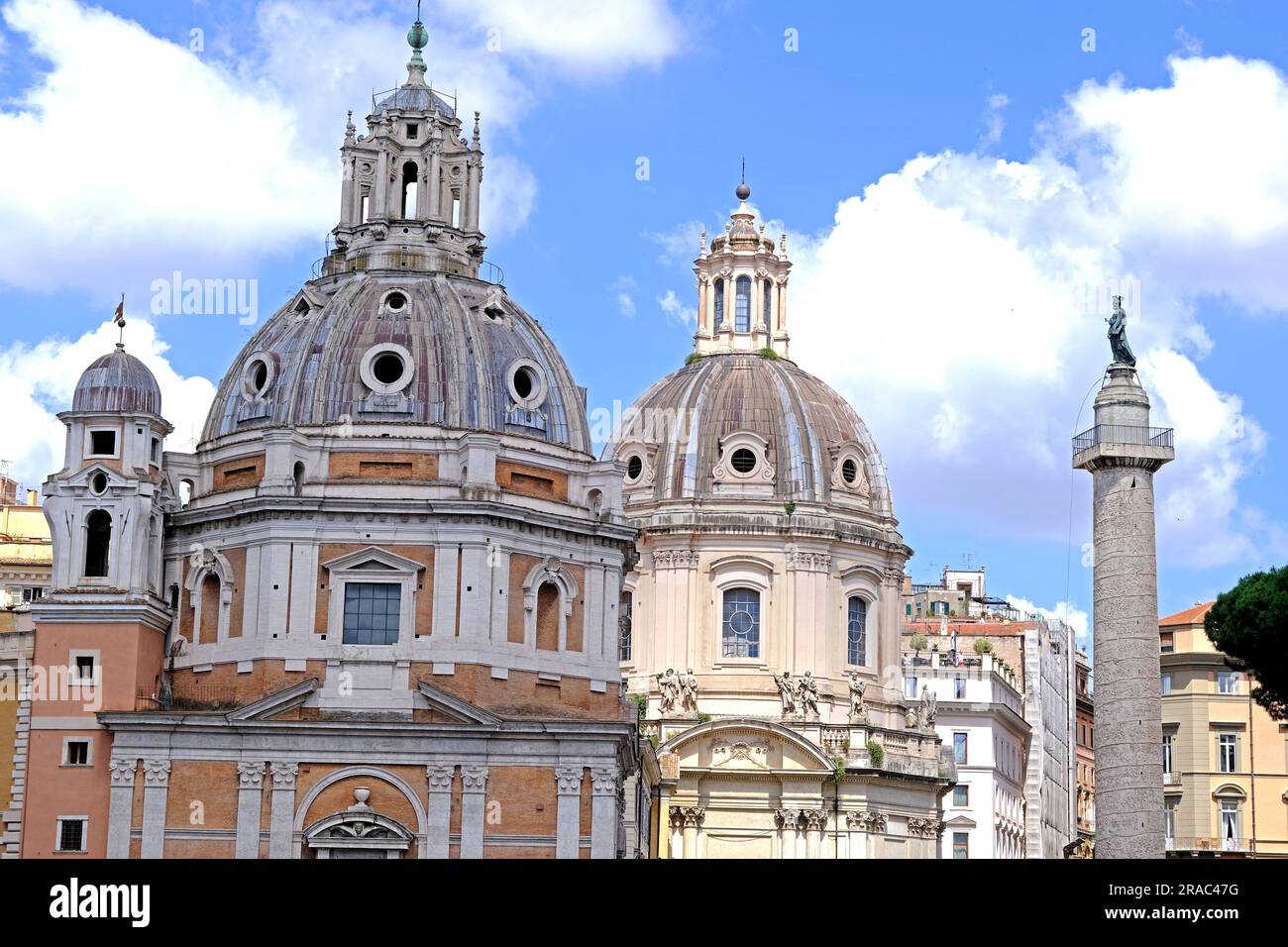 Le chiese di Santa Maria di Loreto e del Santissimo nome di Maria foro Traiano sorgono con la colonna Traiana a Roma Foto Stock