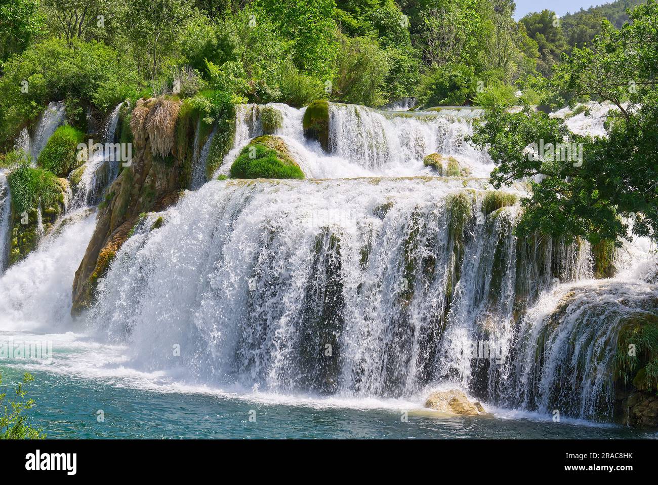 splendido-sfondo-cascata-bella-cascata-nel-parco-nazionale-di-krka