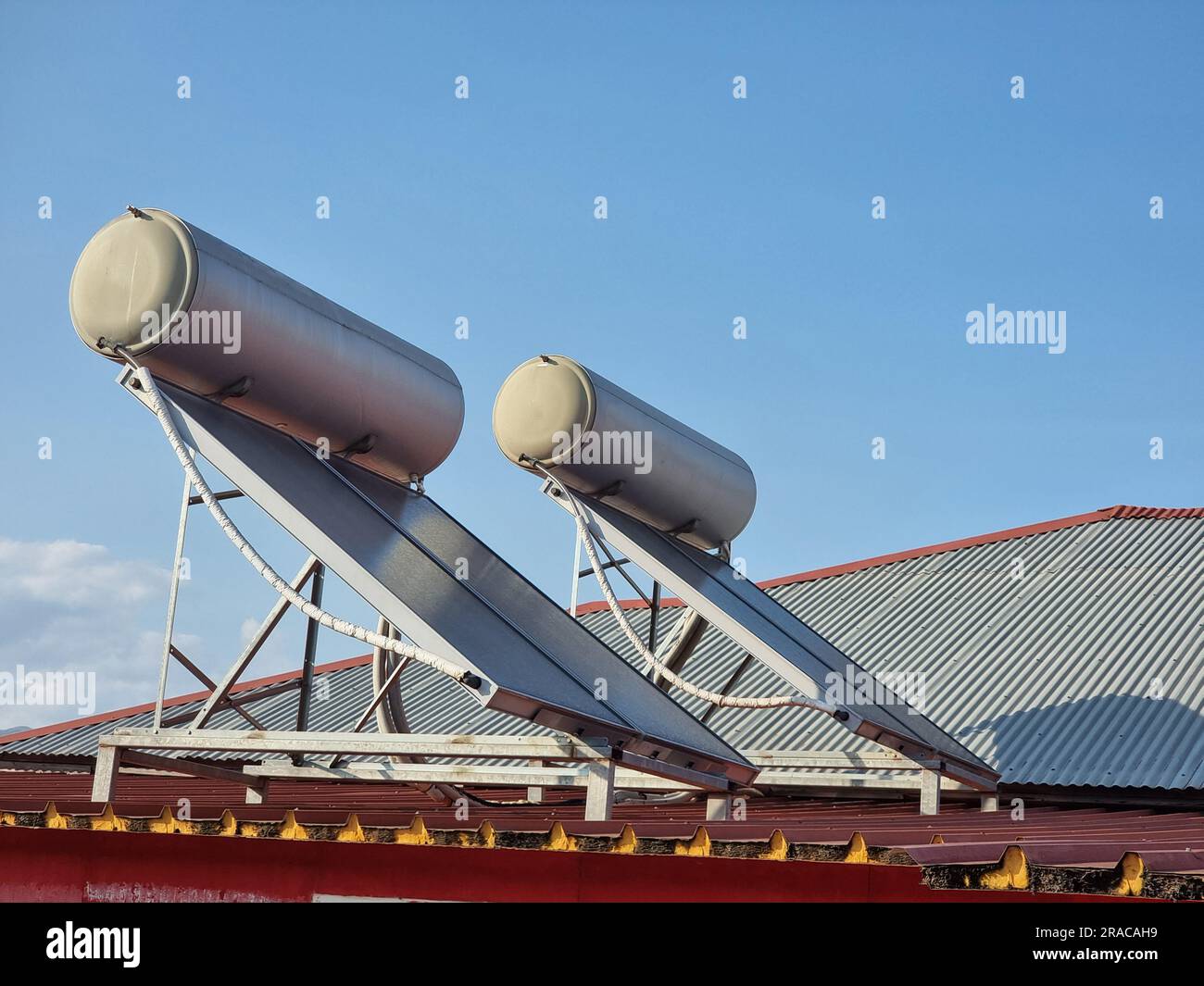 pannelli riscaldatori solari cielo acqua calda vista laterale cielo energia sostenibile Foto Stock