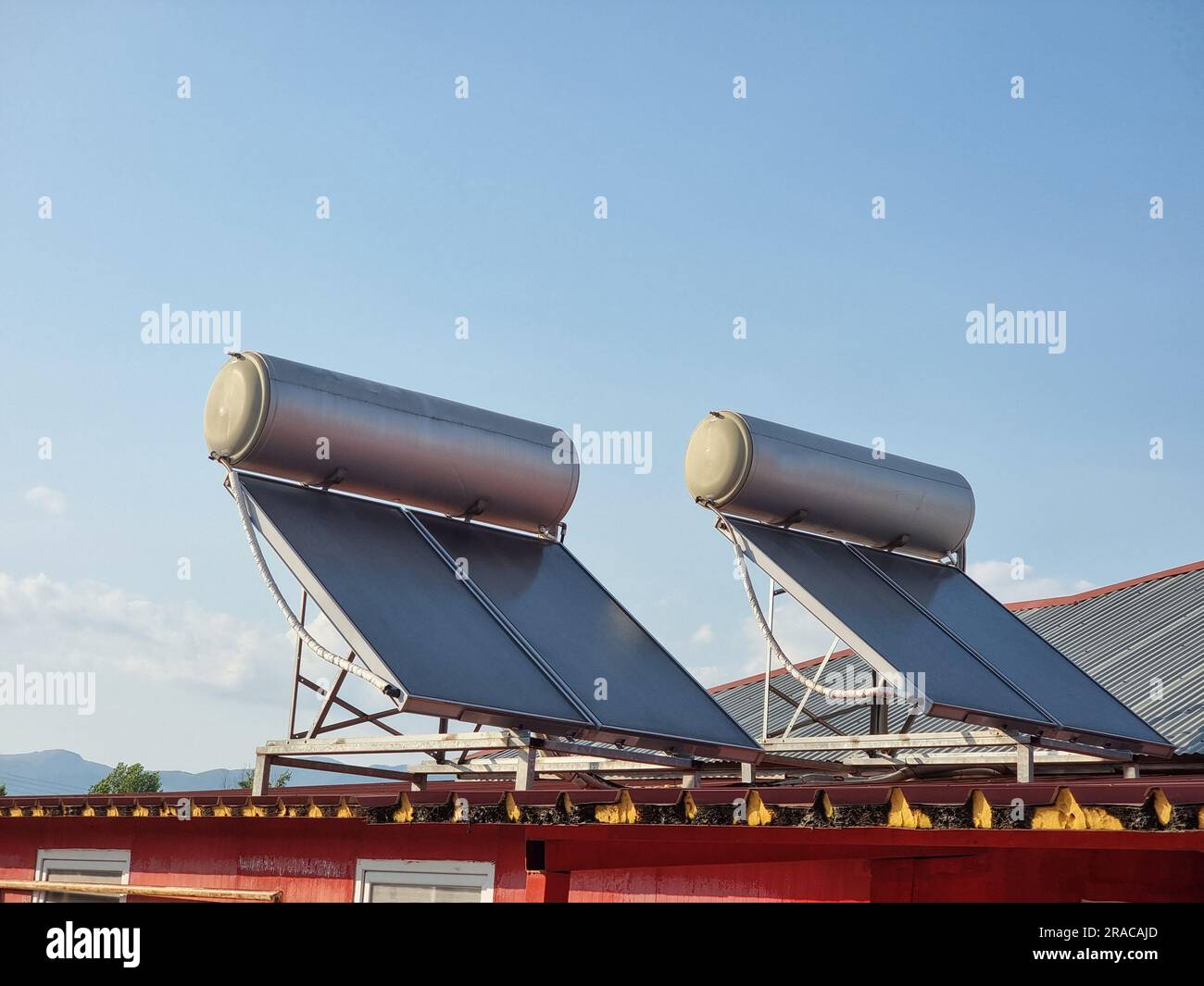 pannelli riscaldatori solari cielo acqua calda vista laterale cielo energia sostenibile Foto Stock