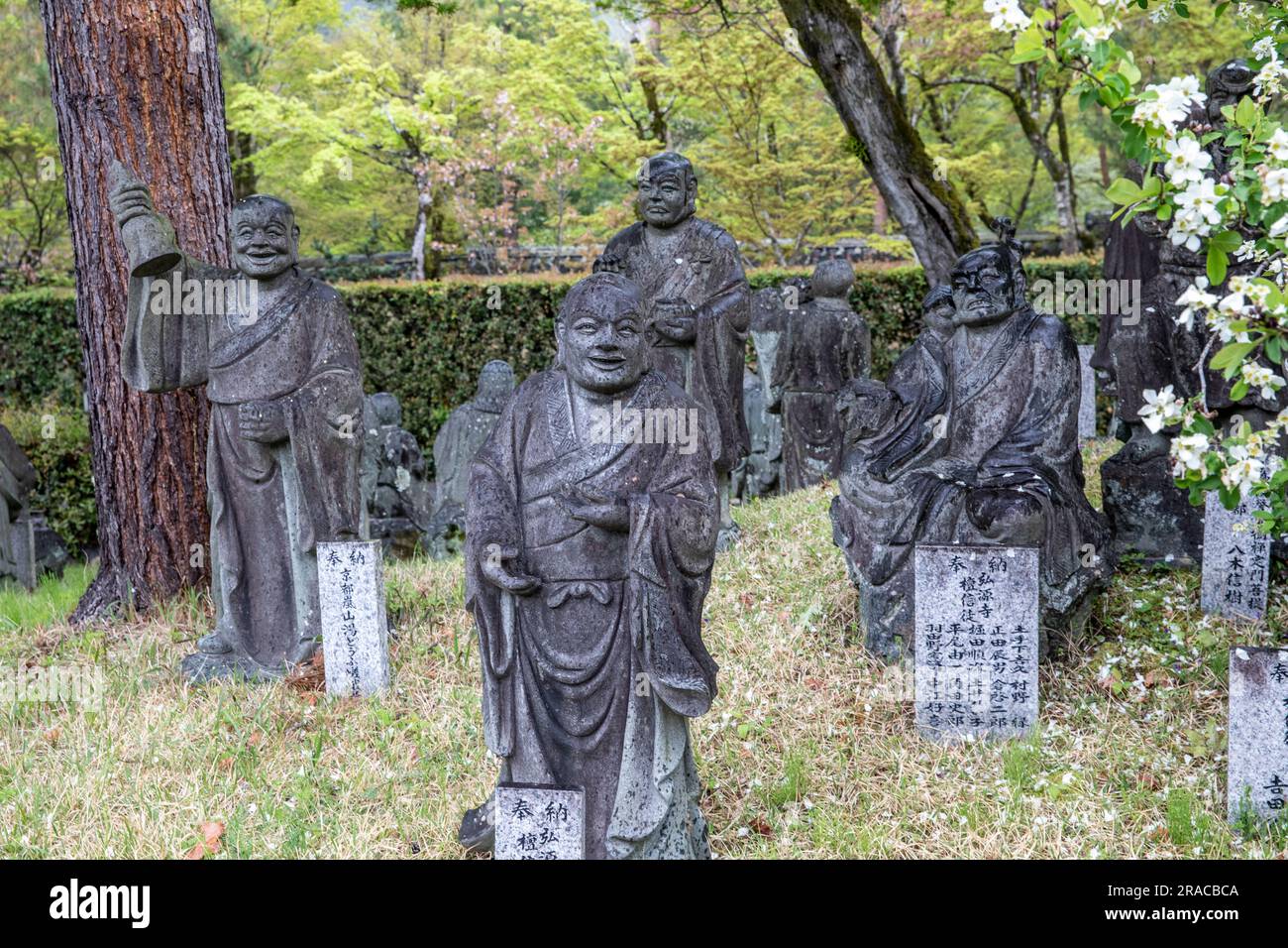 2023, Arashiyama Arhat. 500 statue del Buddha dei discepoli più vicini e più alti di fronte al tempio secondario di Hogon-in del tempio della testa di Tenryu-ji, Kyoto, Giappone Foto Stock