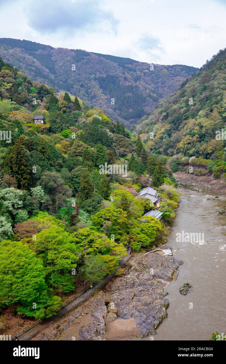 2023, gola di Hozukyo e fiume Hozu viste dal parco di Kameyama, Arashiyama, Kyoto, Giappone in un giorno di stagione primaverile, Asia Foto Stock