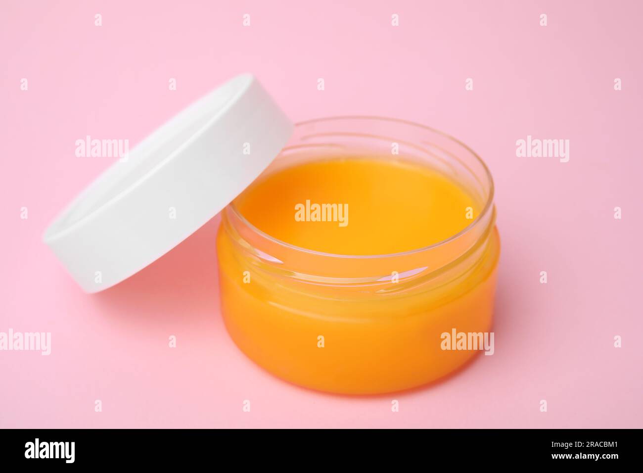 Aprire il vaso con il petrolatum su sfondo rosa Foto Stock