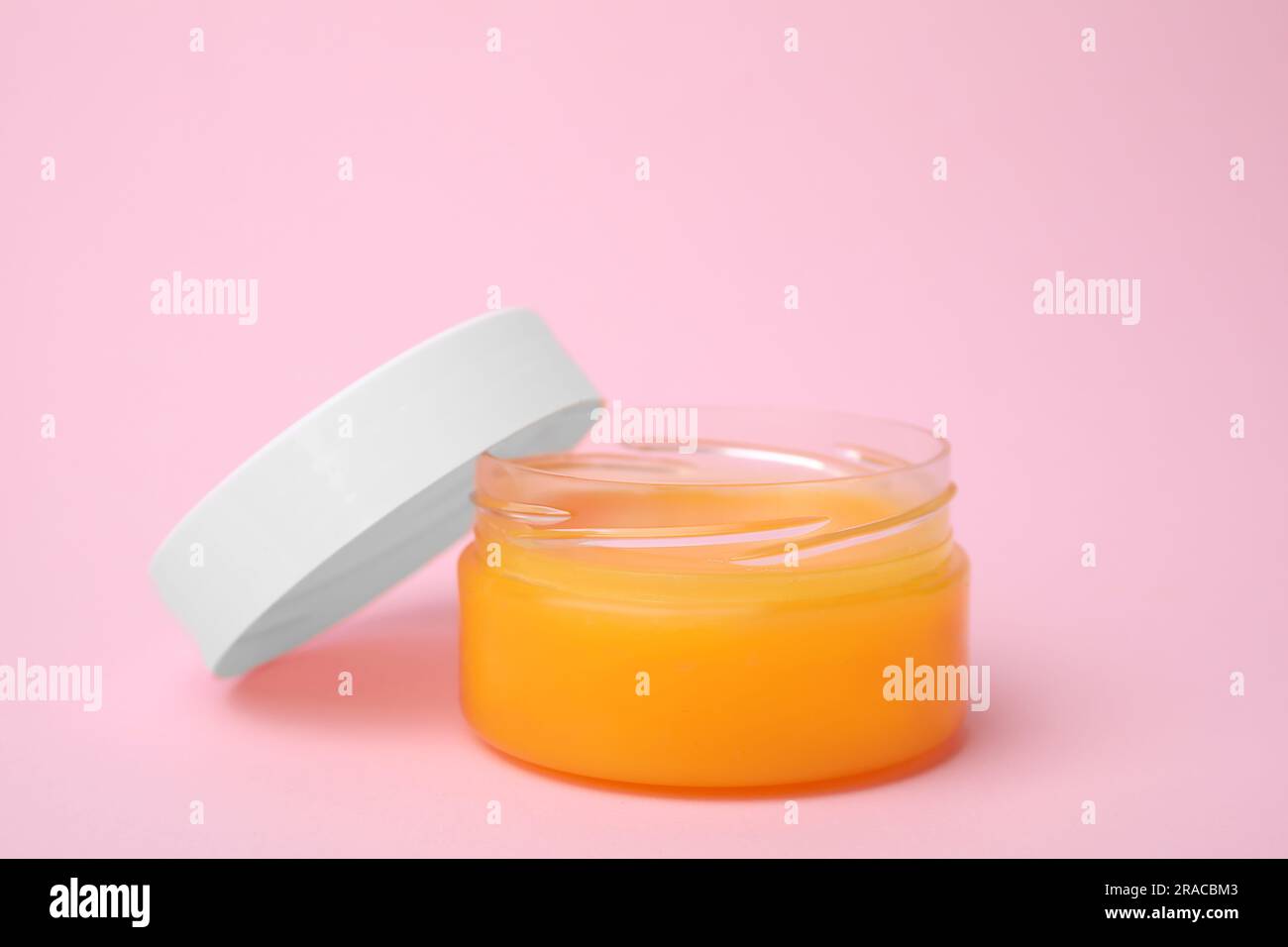 Aprire il vaso con il petrolatum su sfondo rosa Foto Stock