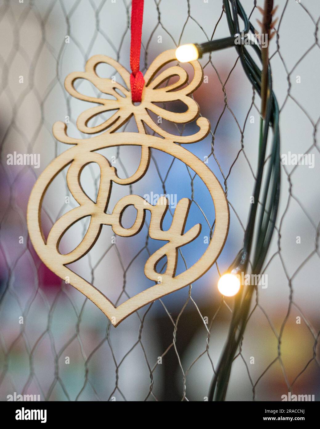 Appendere la decorazione artigianale con la parola, Joy. Concetto di Natale. Foto Stock