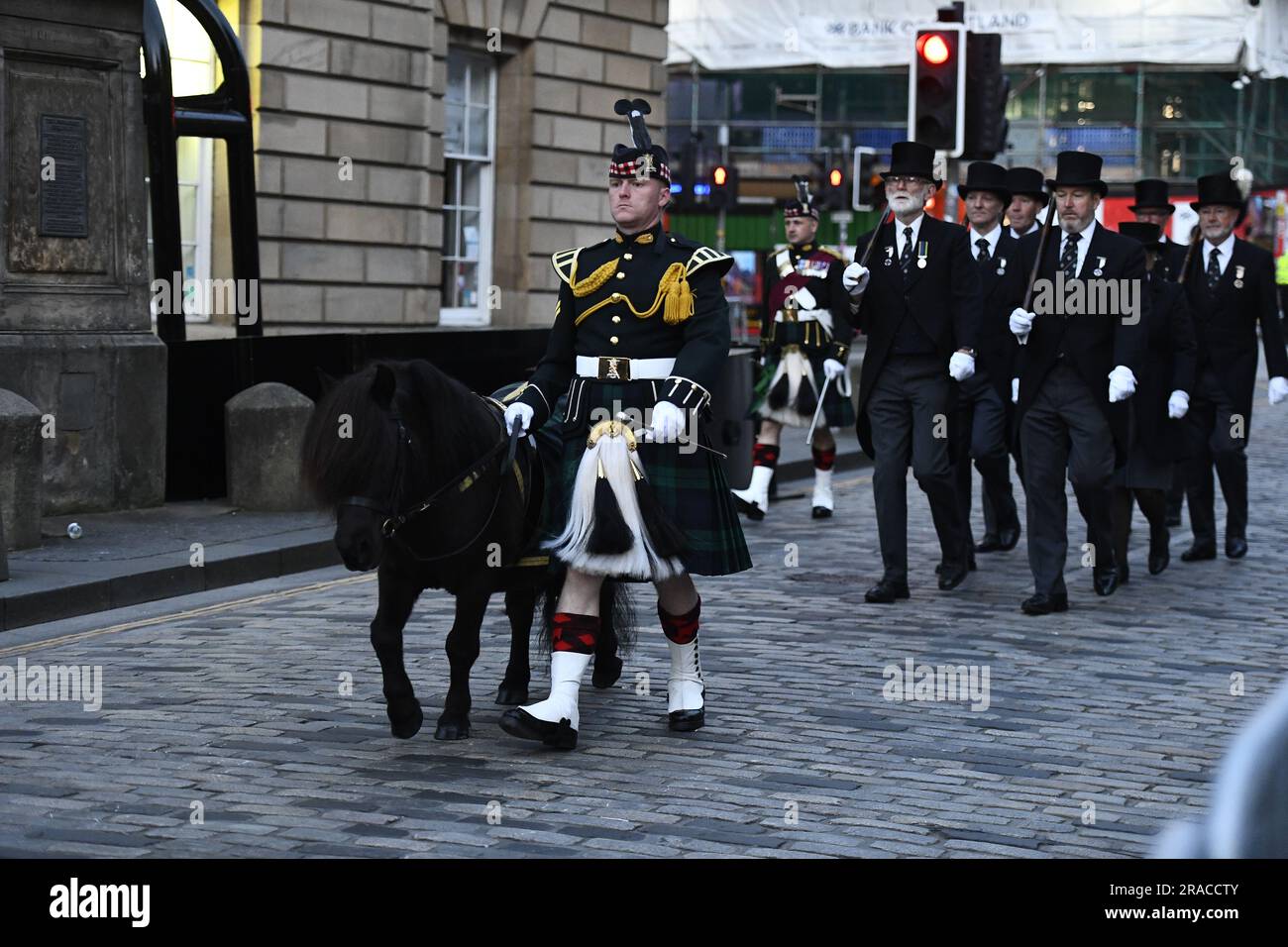 Una prova di processione al mattino presto si svolge lungo il Royal Mile a Edimburgo, davanti al servizio del Ringraziamento di re Carlo III. Data immagine: Lunedì 3 luglio 2023. Foto Stock