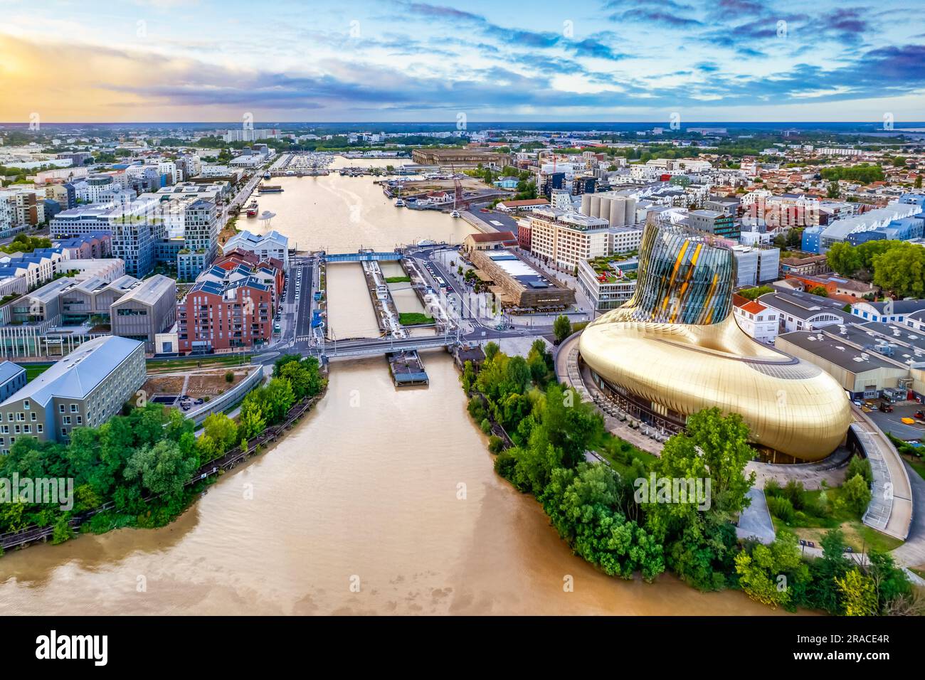 GIRONDE (33), BORDEAUX. VUE EYRIENNE DE LA CITE DU VIN, LA GARONNE ET L'ENTREE DES BASSINS A FLOT, AU COUCHER DU SOLEIL Foto Stock