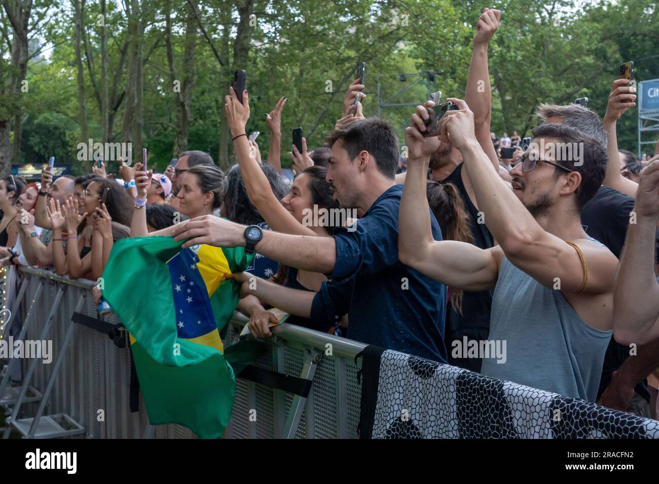 New York, Stati Uniti. 2 luglio 2023. NEW YORK, NEW YORK - 2 LUGLIO: Il pubblico fa gesti e danza nella serata di apertura del "Brasil Summerfest" al SummerStage di Central Park il 2 luglio 2023 a New York City. Crediti: Ron Adar/Alamy Live News Foto Stock