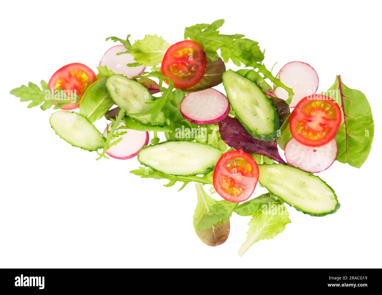 tagliare i cetrioli, i ravanelli, i pomodori e le foglie di lattuga isolati sul bianco Foto Stock