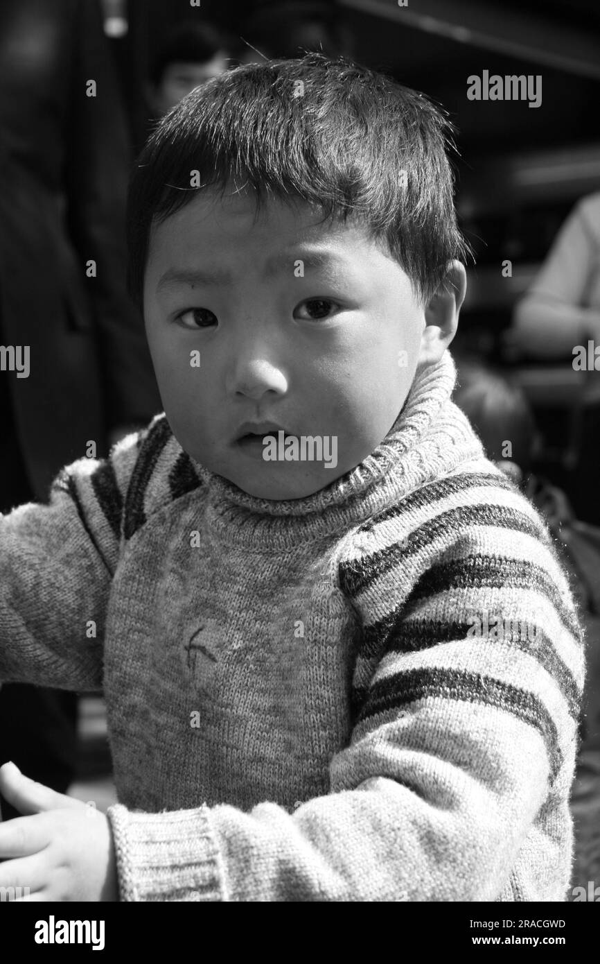 Curious Child on Hefang Jie a Hangzhou, Cina Foto Stock