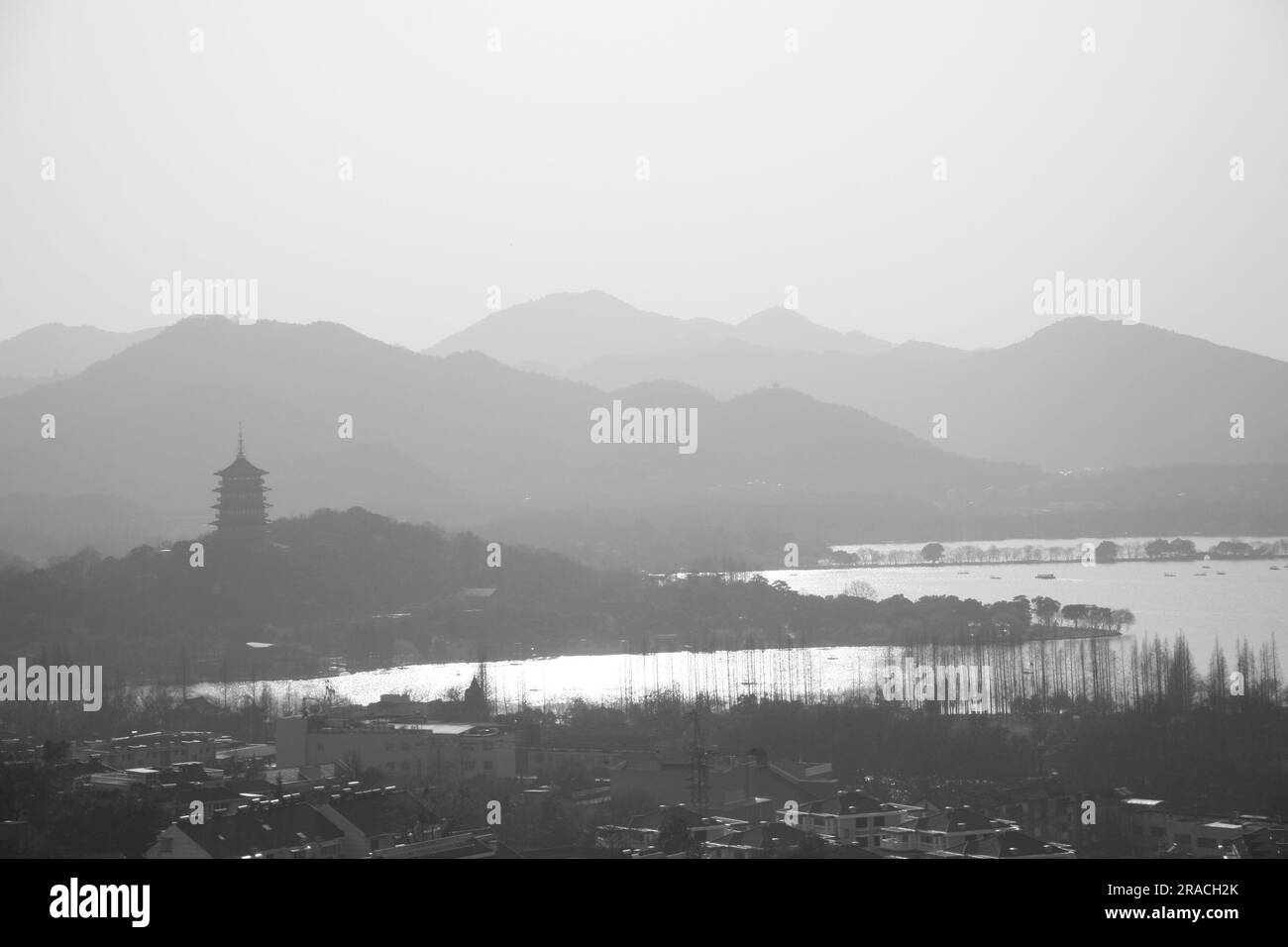 Vista della Pagoda di Leifeng dal Padiglione del Dio della città di Hangzhou in Cina Foto Stock