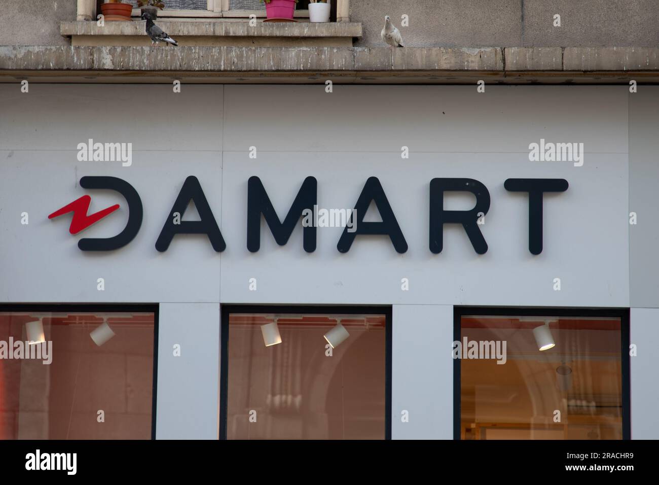 Bordeaux , Aquitaine Francia - 06 22 2023 : testo Damart logo e marchio  marchio, facciata, negozio di abbigliamento isolante, boutique per la casa  Foto stock - Alamy