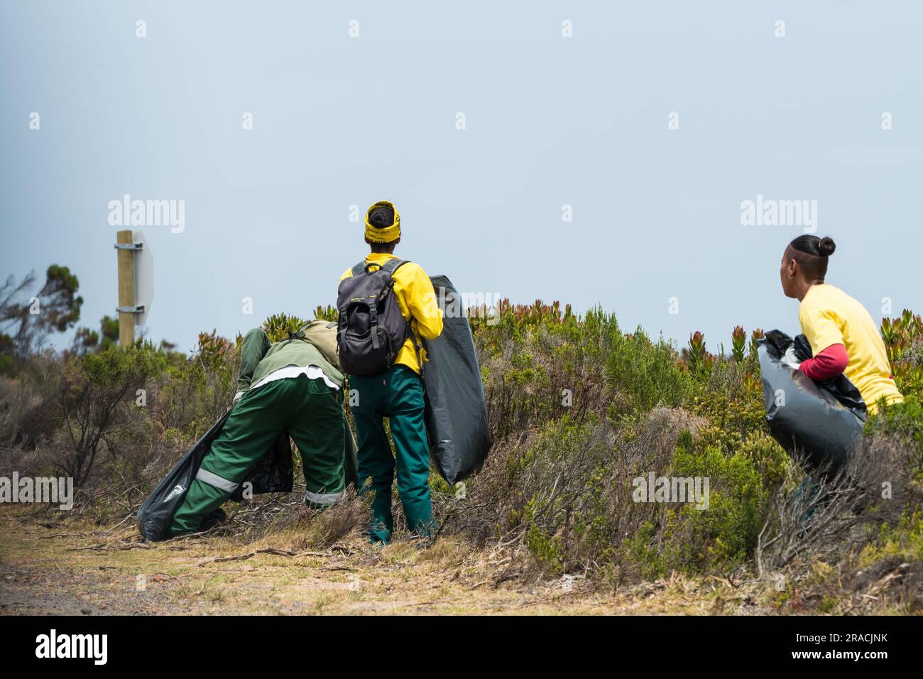 Pulizia ambientale con dipendenti o lavoratori in tuta al parco nazionale SANPARKS, Cape Point o alla riserva naturale Cape of Good Hope in Sudafrica Foto Stock