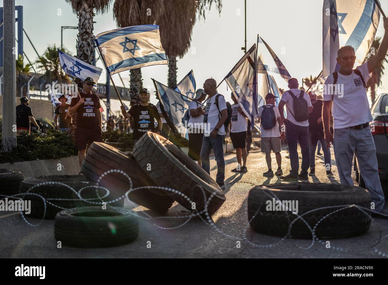 Haifa, Israele. 3 luglio 2023. Gli attivisti israeliani del gruppo "Brothers in Arms" bloccano il cancello del porto di Haifa durante una protesta contro il governo israeliano. Crediti: Ilia Yefimovich/dpa/Alamy Live News Foto Stock