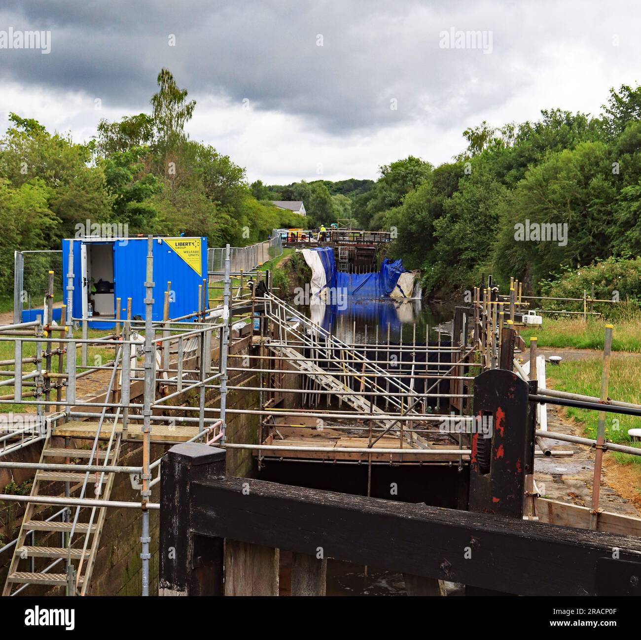 Sono in corso lavori di riparazione delle chiuse del volo Wigan delle chiuse sul canale di Leeds e Liverpool che hanno chiuso il canale alla navigazione. Foto Stock