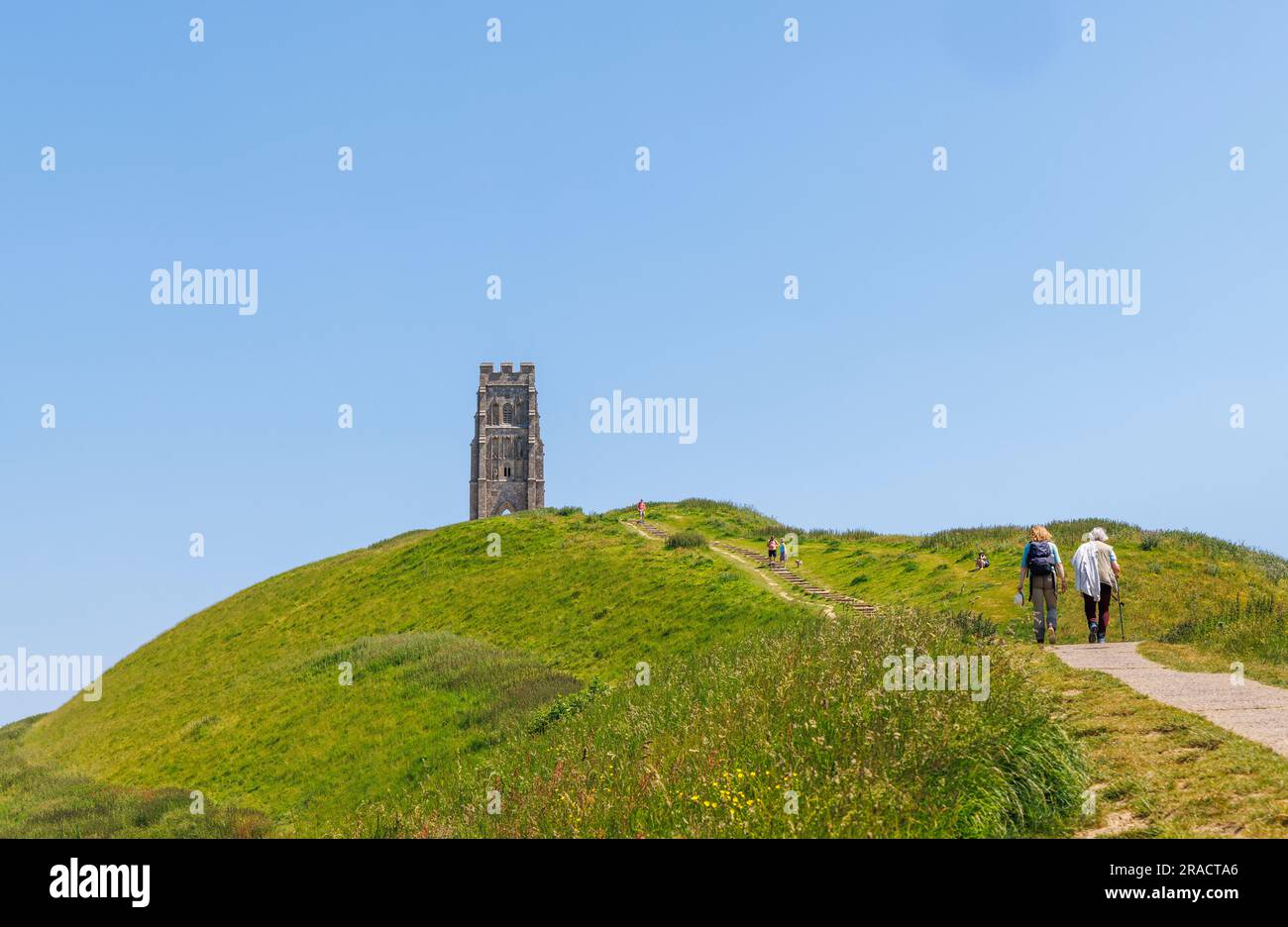 St Michael's Tower, monumento classificato di primo grado, in cima a Glastonbury Tor sopra Glastonbury, una città nel Somerset, Inghilterra sud-occidentale Foto Stock