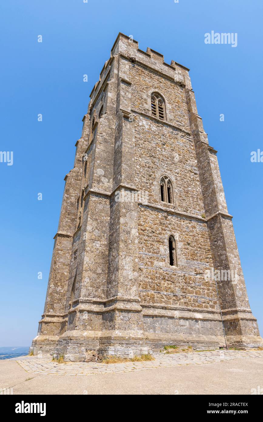 St Michael's Tower, monumento classificato di primo grado, in cima a Glastonbury Tor sopra Glastonbury, una città nel Somerset, Inghilterra sud-occidentale Foto Stock