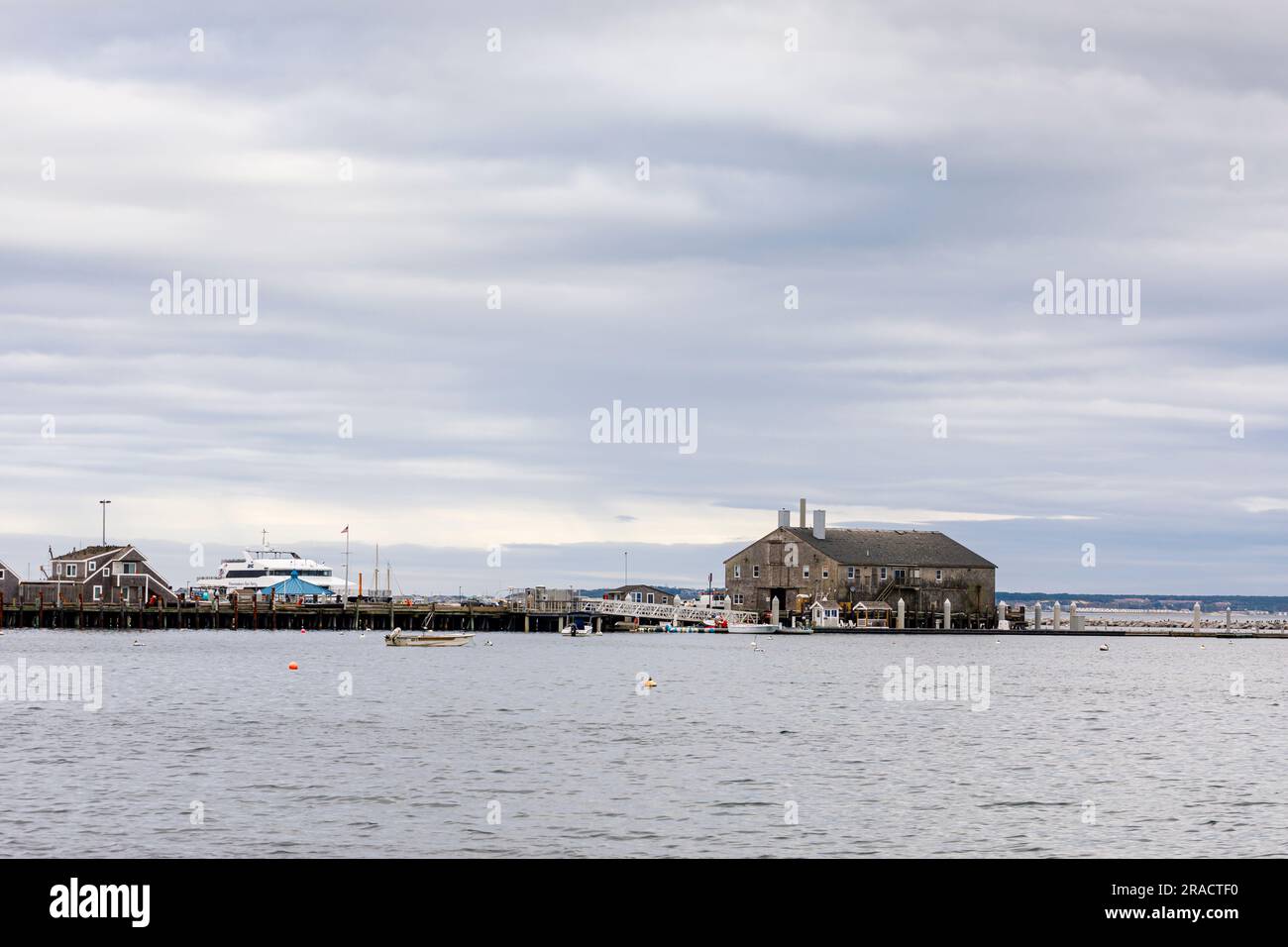 Fishermen's Wharf a Provincetown Marina and Harbor Wharf, Provincetown (P-Town), Cape Cod, Massachusetts, New England, USA in un giorno nuvoloso e nuvoloso Foto Stock