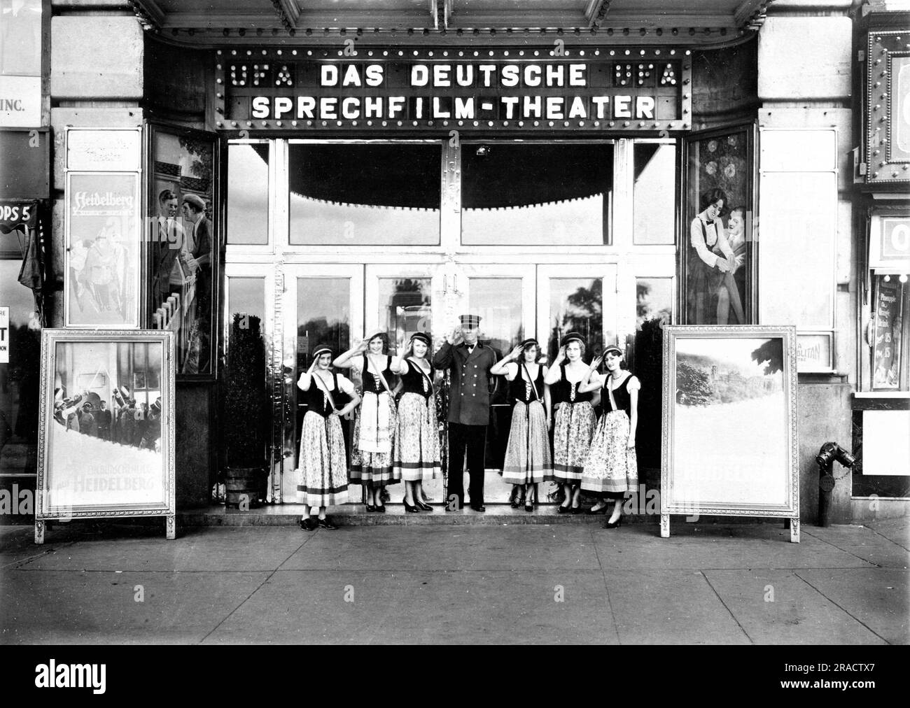 Facciata del German Talking Film Movie Theatre di New York nel settembre 1931 con personale esterno che mostra il film HANS BRAUSEWETTER BETTY BIRD e WILLI FORST in EIN BURSCHENLEID AUS HEIDELBERG 1930 regista KARL HARTL scrittori Ernst Neubach Billy Wilder Hans Wilhelm e Heinz Wilhelm Universum Film (UFA) Foto Stock