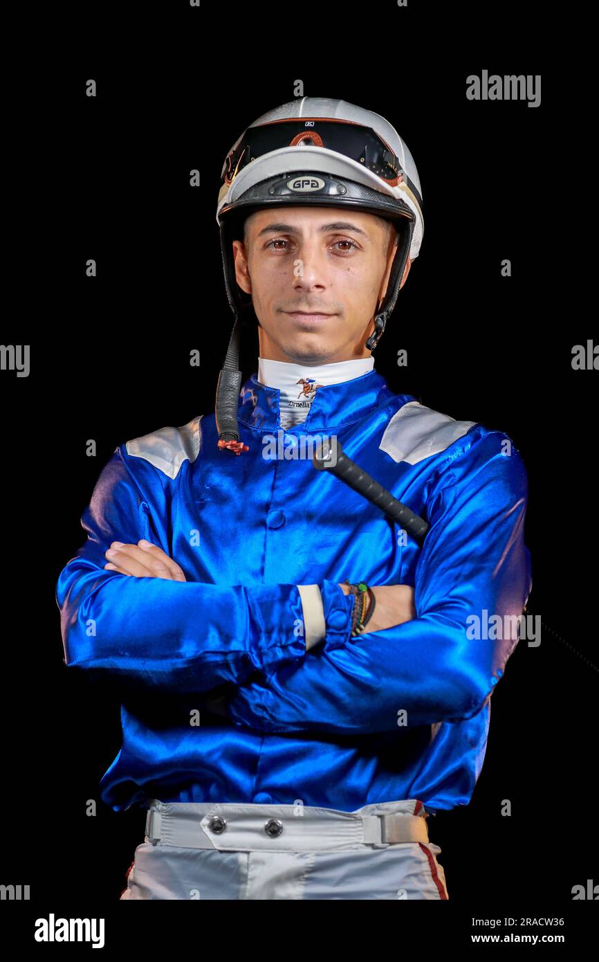 Antonio Fresu in seta blu su sfondo nero Foto Stock