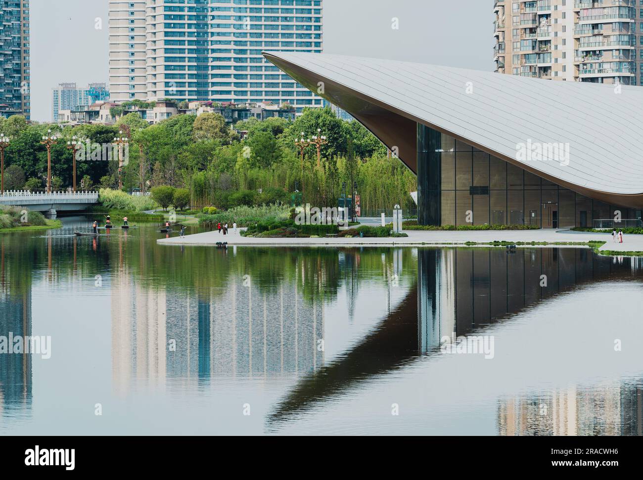 Chengdu, Cina, 7 giugno 2023: Veduta del Museo d'arte di Tianfu a Chengdu. Che è una nuova categoria di spazio urbano culturale e artistico, integra la par Foto Stock