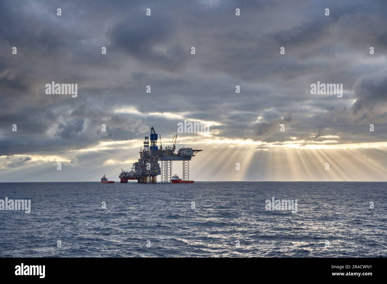 Vista della piattaforma di perforazione Jack Up e della piattaforma semi-sommergibile con navi di rifornimento in mare. Foto Stock