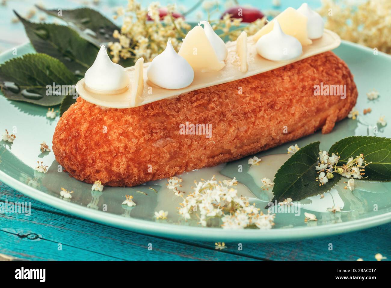 Eclair francese sfiorato con cioccolato o profiteroles dolci italiani con fresco freddo succo di nana-anziano, dolce gustoso, cibo fresco sfondo estivo. Foto Stock